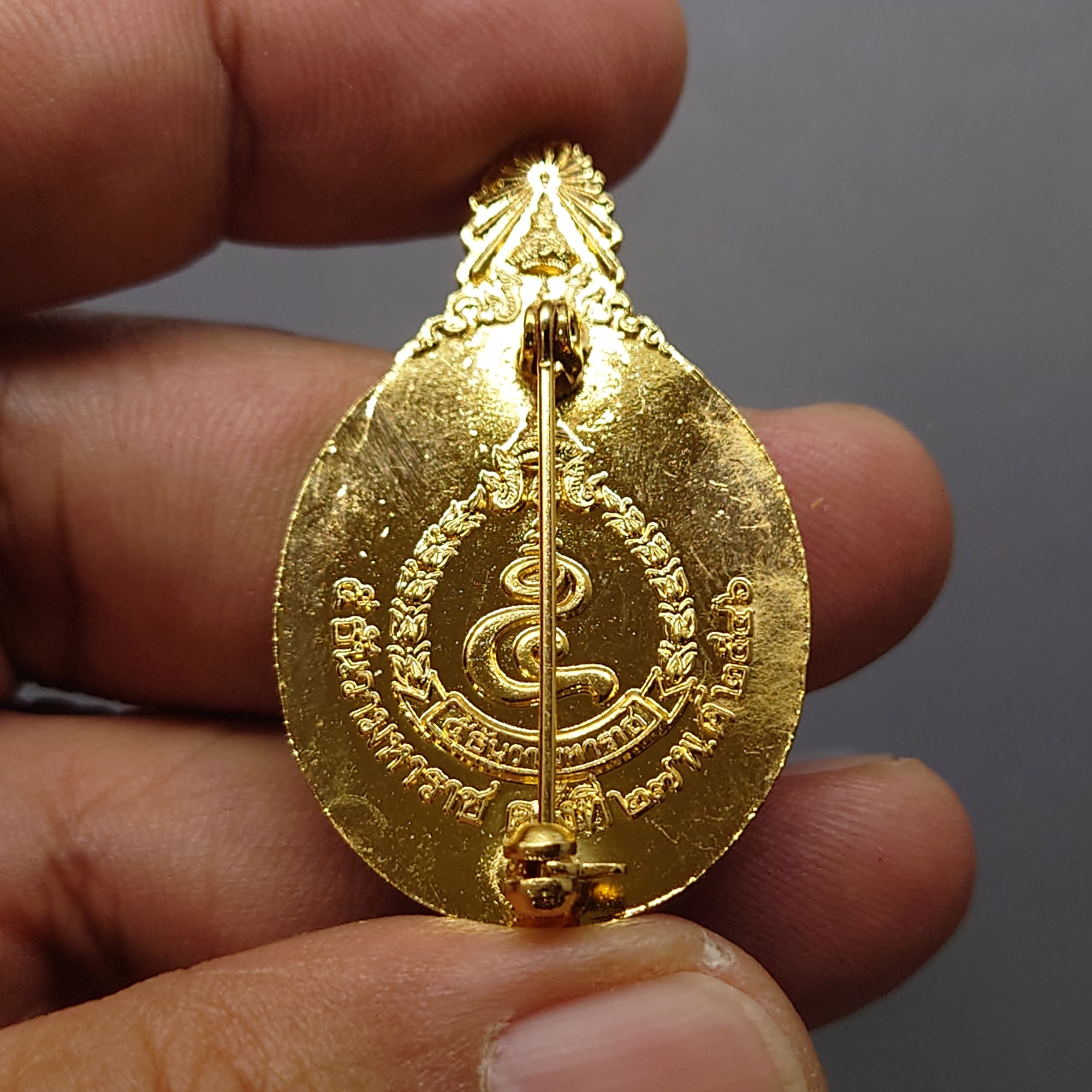 เข็มกลัด เข็มที่ระลึก 5 ธันวามหาราช ครั้งที่ 27 ในหลวง ร9 พ.ศ.2546