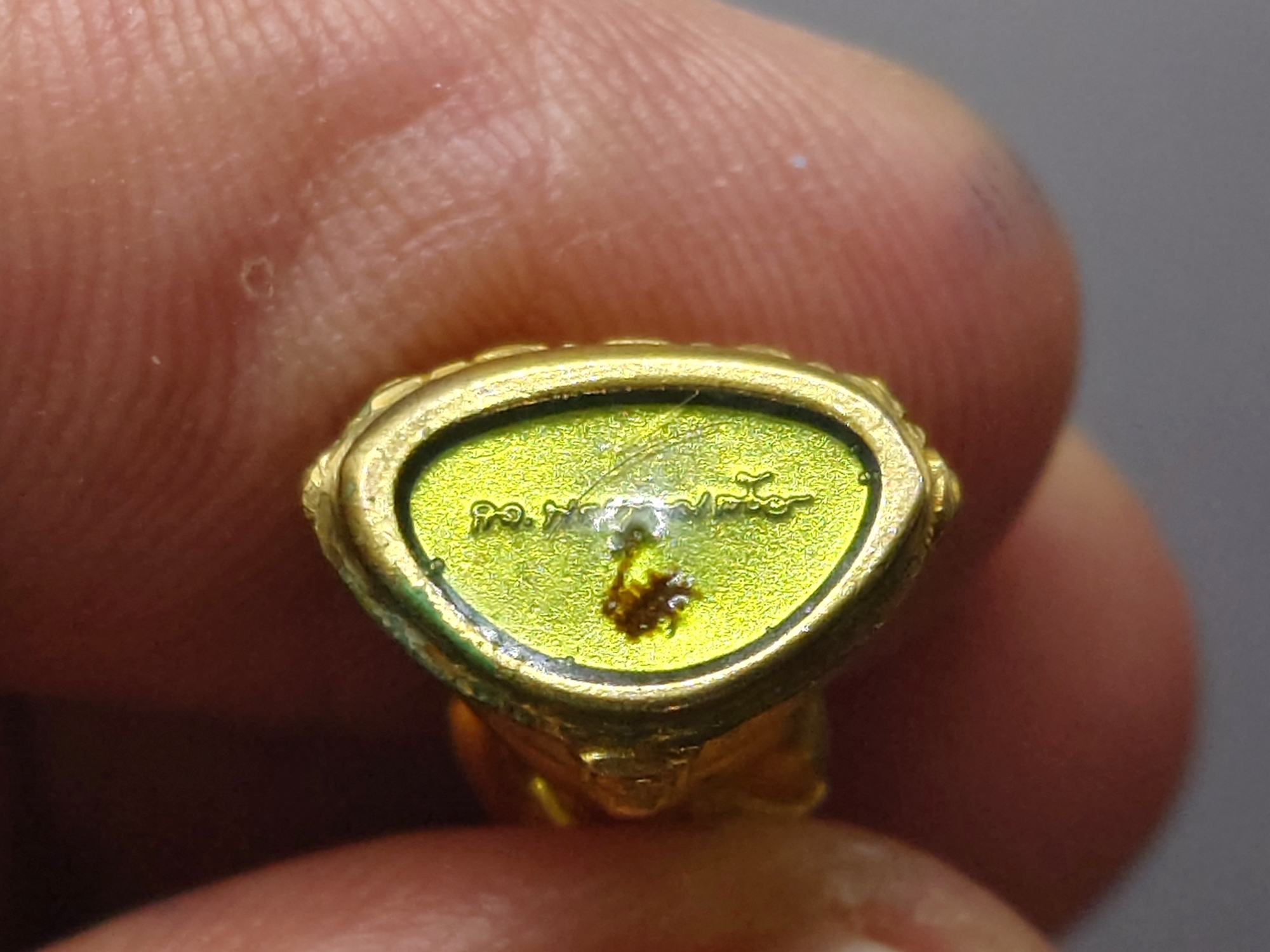 พระกริ่งญาณวเรศ (กริ่งปวเรศน้อย) ฐานบรรจุพระเกศาและจีวร เนื้อทองฝาบาตร พิมพ์เล็ก สมเด็จพระญาณสังวรฯ ทรงเจริญพรรษา 100 ปี วัดบวรนิเวศวิหาร ปี2556 พร้อมใบรับรอง