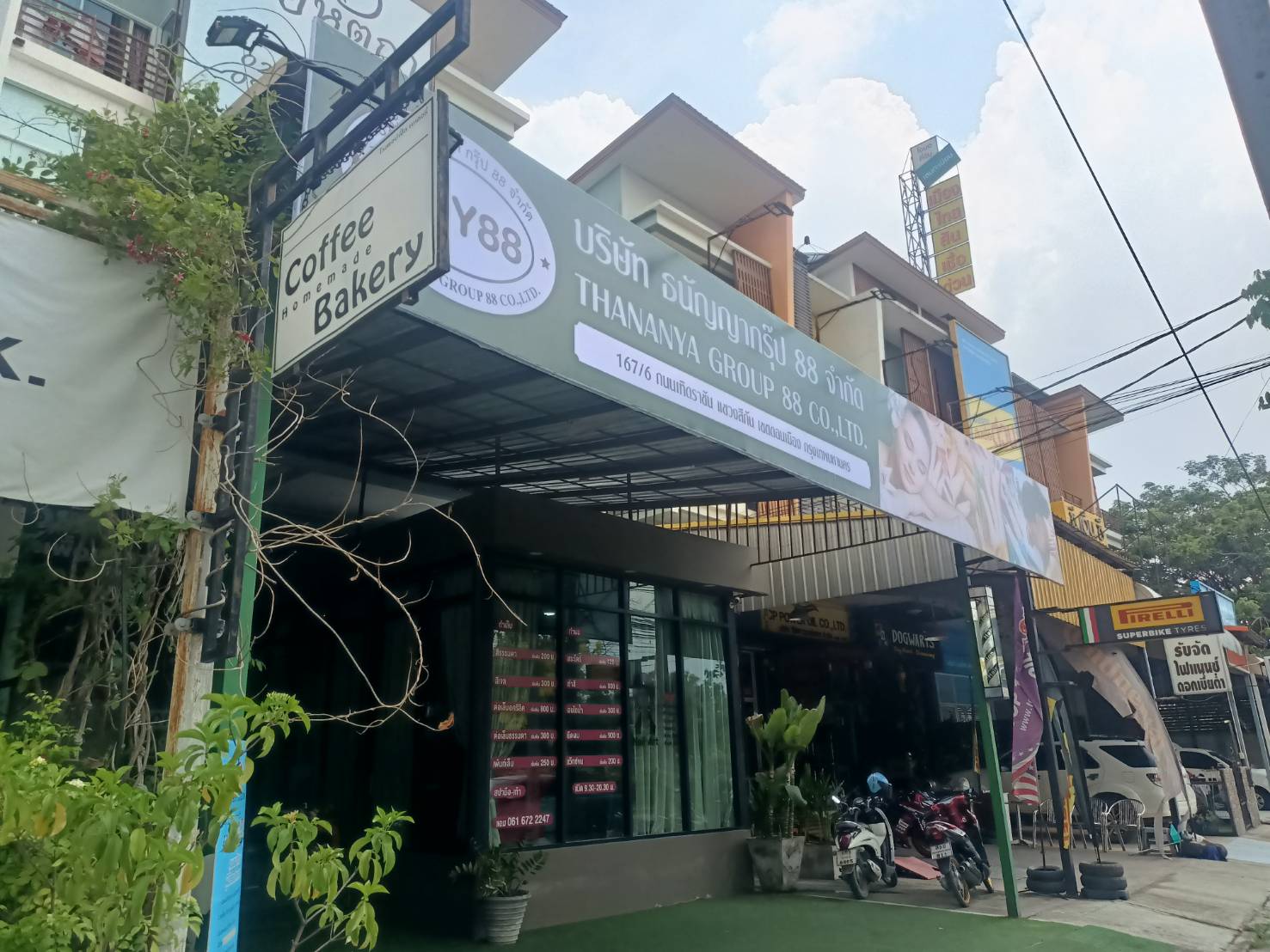 ป้ายไวนิลขึงโครงเหล็กหน้าร้านนวดร้อยหัตถา นวดเพื่อสุขภาพ