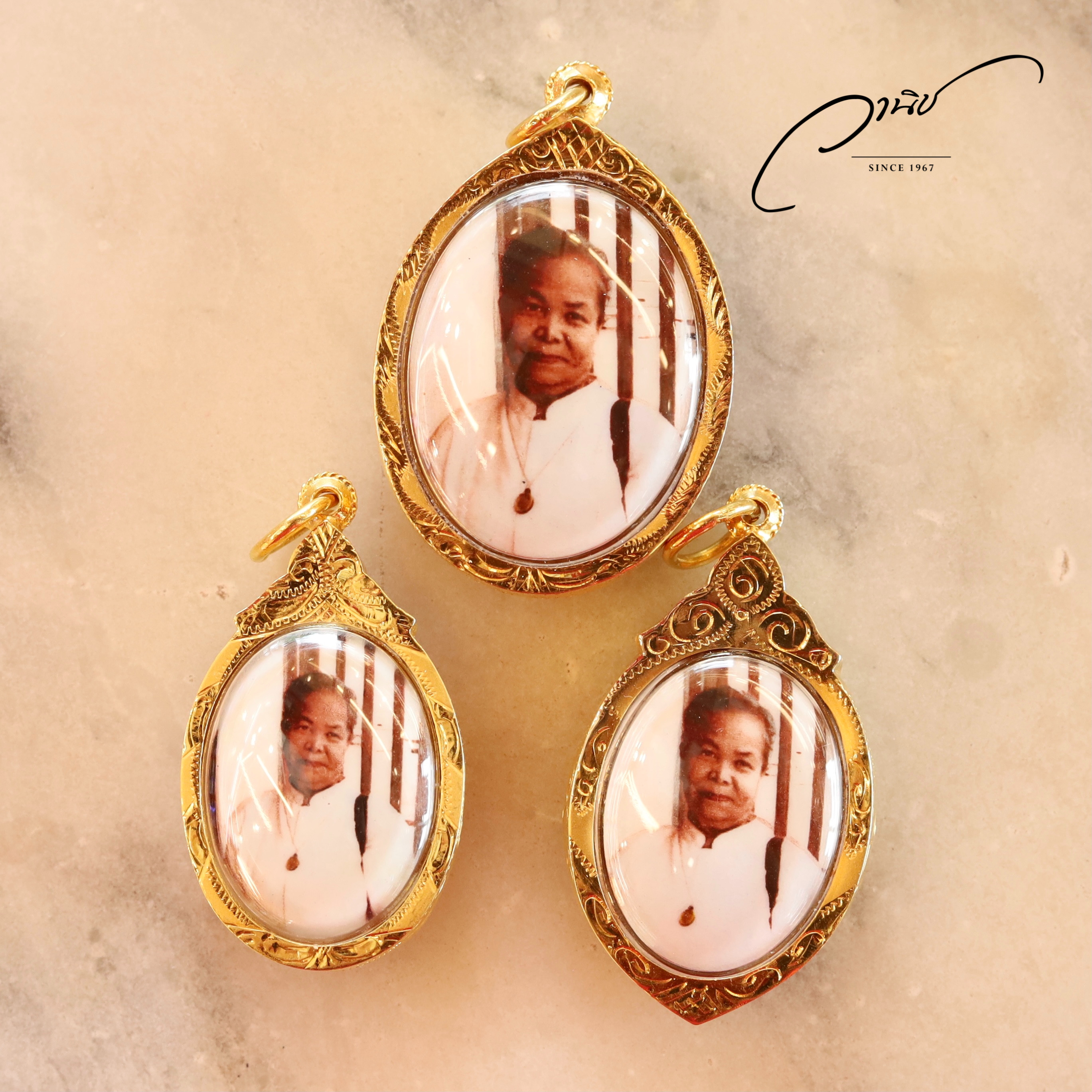 ล็อกเก็ตหิน 2 หน้า รูปพ่อแม่ เลี่ยมกรอบทองคำแท้ By WANICH JEWELRY