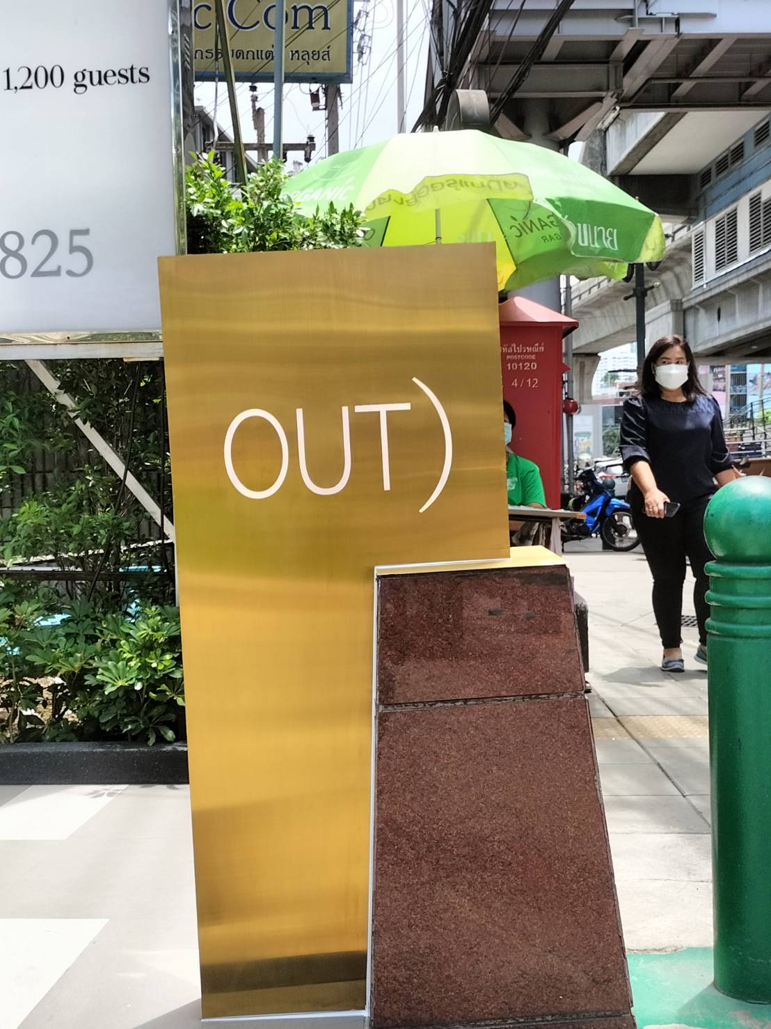 ป้ายทางเข้าทางออกโรงแรม งานป้ายโลหะIN-OUT