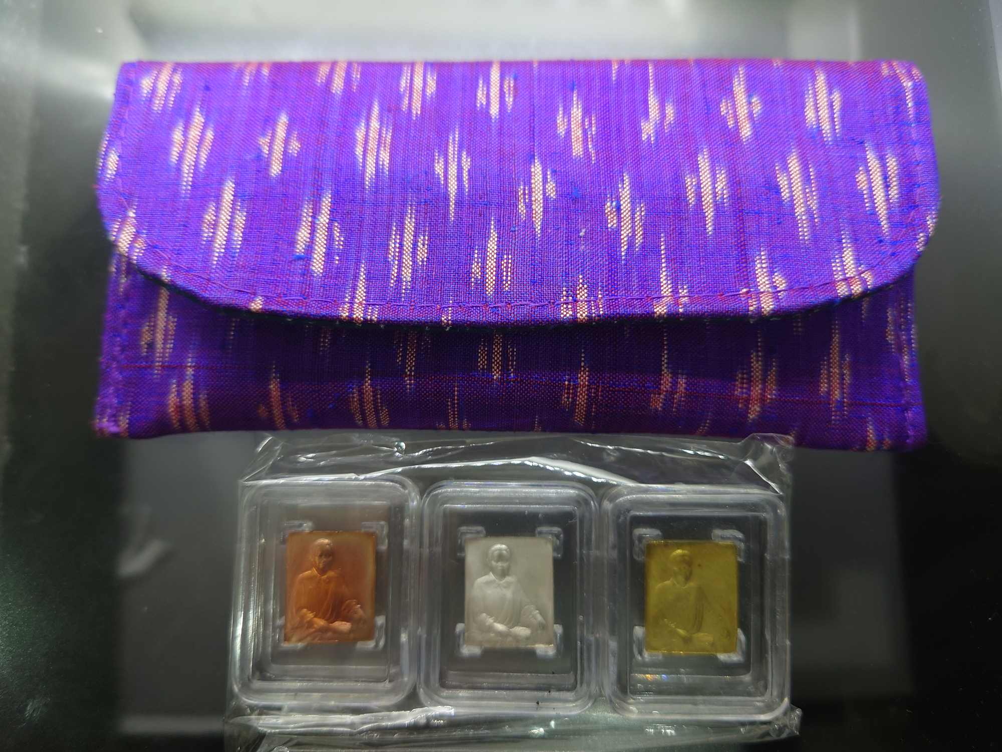 ชุด 3 เหรียญ (เนื้อเงิน บรอนซ์ทอง ทองแดง) พิมพ์เล็ก ที่ระลึก 150 ปี สมเด็จพระพันวัสสาอัยยิกาเจ้า พร้อมซองผ้าไหม 2555