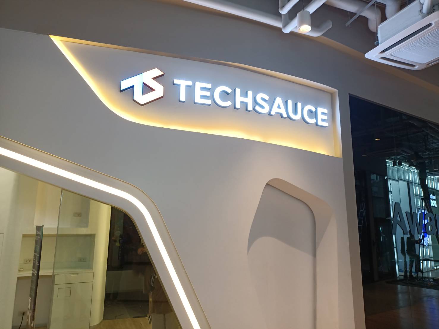 รับทำป้ายชื่อบริษัท ป้ายไฟตัวอักษร งานป้ายบริษัทชื่อ TECHSAUCE