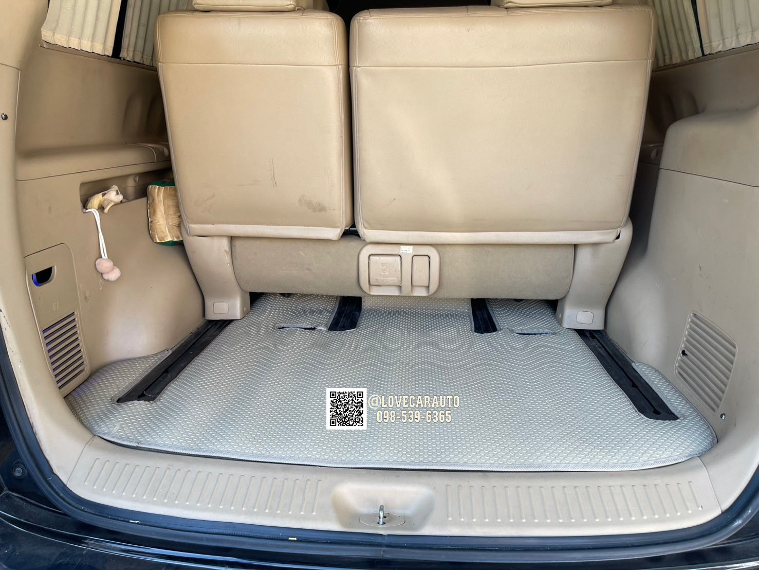พรมปูพื้นรถตู้ Hyundai Grand Starex VIP ดัดแปลง กระดุมเล็กสีครีม