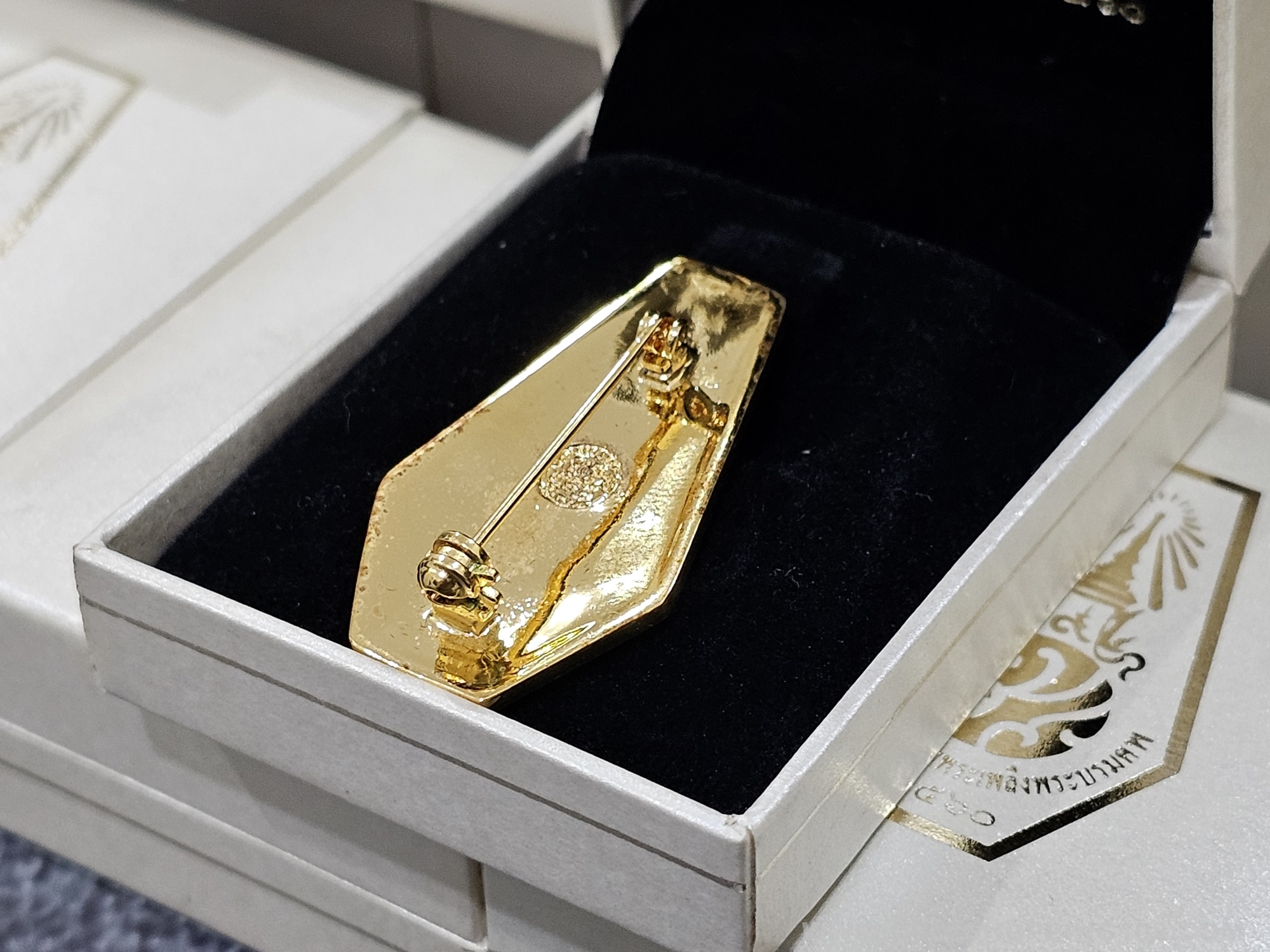 เข็มกลัด เข็มที่ระลึก พระราชพิธีถวายพระเพลิงพระบรมศพฯ ในหลวง รัชกาลที่9 ปี2560 พร้อมบรรจุกล่องเดิม รับประกันแท้