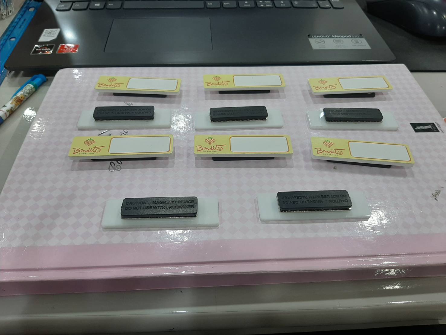 ป้ายชื่อเข็มกลัดระบบแม่เหล็กหนีบเสื้อ