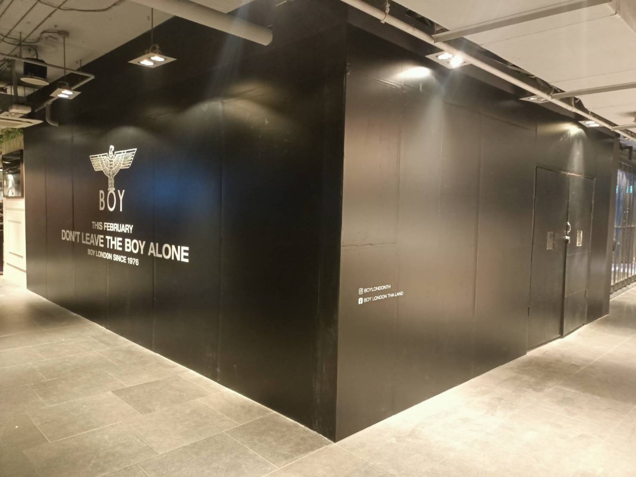 ป้ายงานปริ้นท์สติกเกอร์ลงบนกำแพงลูกค้า งานBOY LONDON