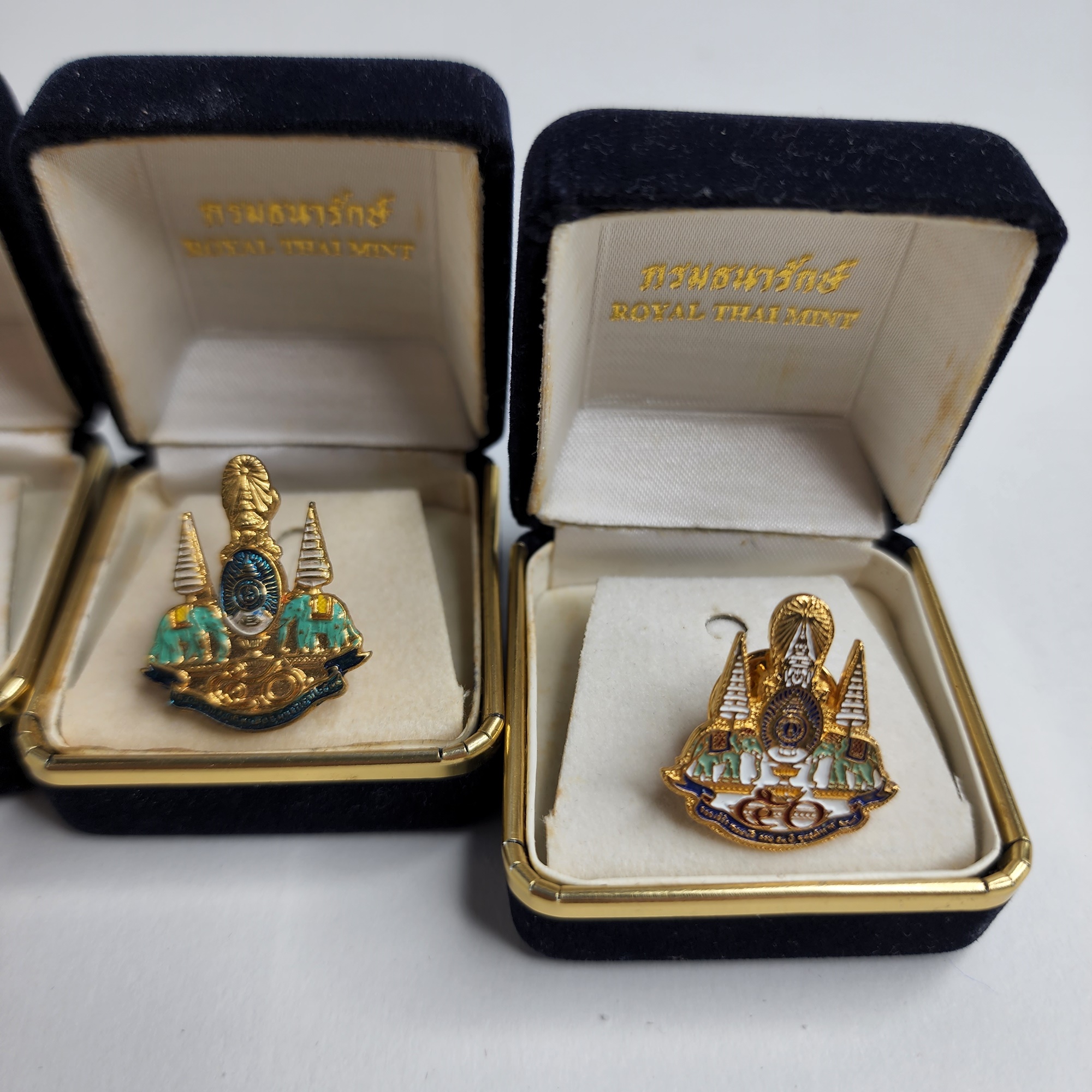 ชุดเข็มที่ระลึก ฉลองครบ 50 ปี กาญจนา ร9 พ.ศ.2539 เก่าเก็บน่าสะสม