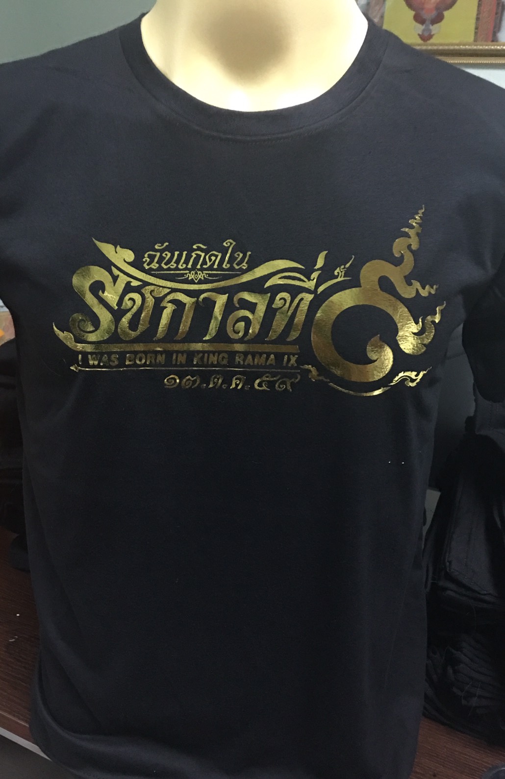 เสื้อยืดดำ สกรีนฟรอยด์ทอง