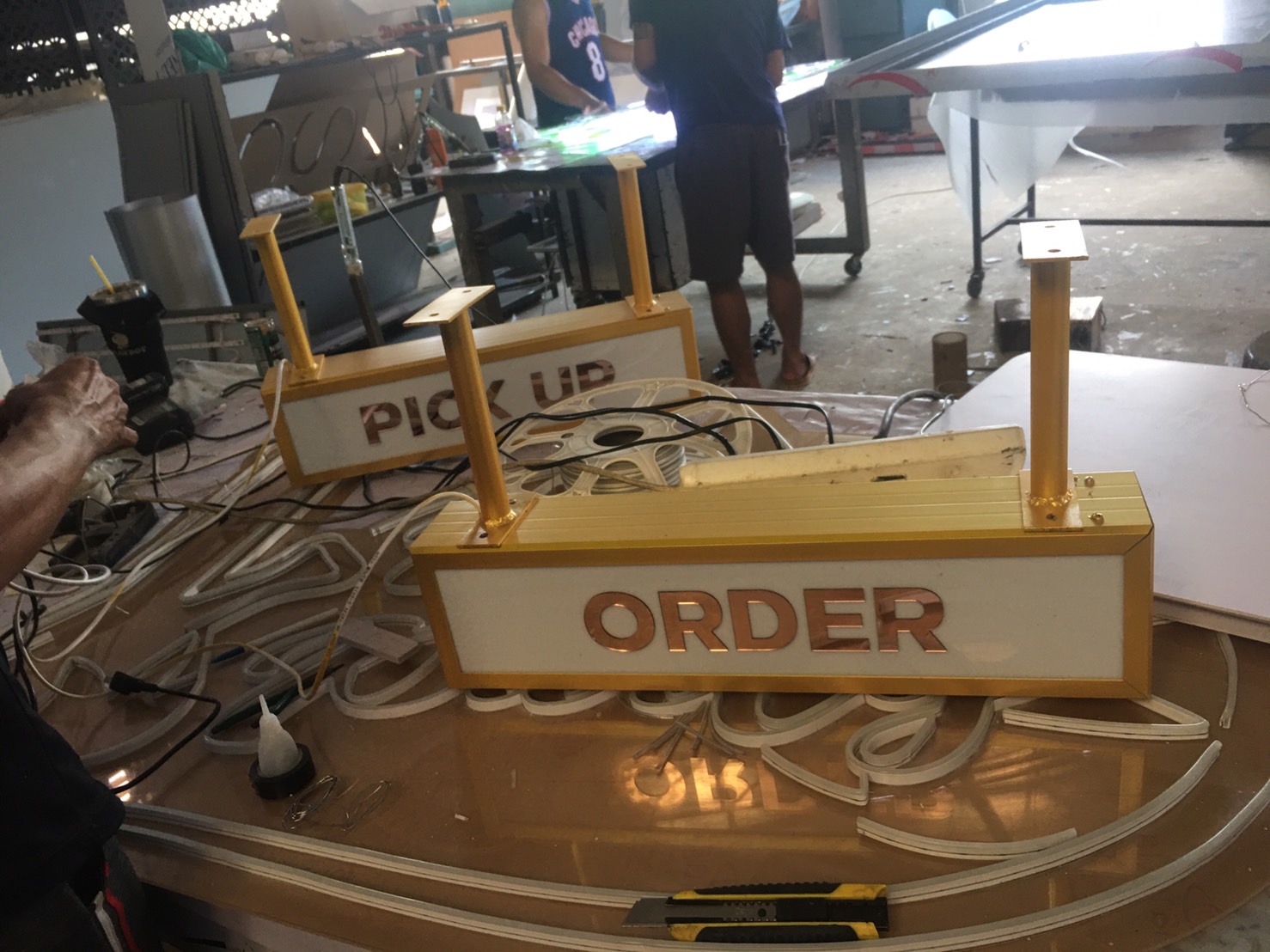 รับทำป้ายกล่องไฟ ป้ายไฟร้านอาหาร ป้ายร้านคาเฟ่ งานป้ายกล่องไฟPICK UP ORDER