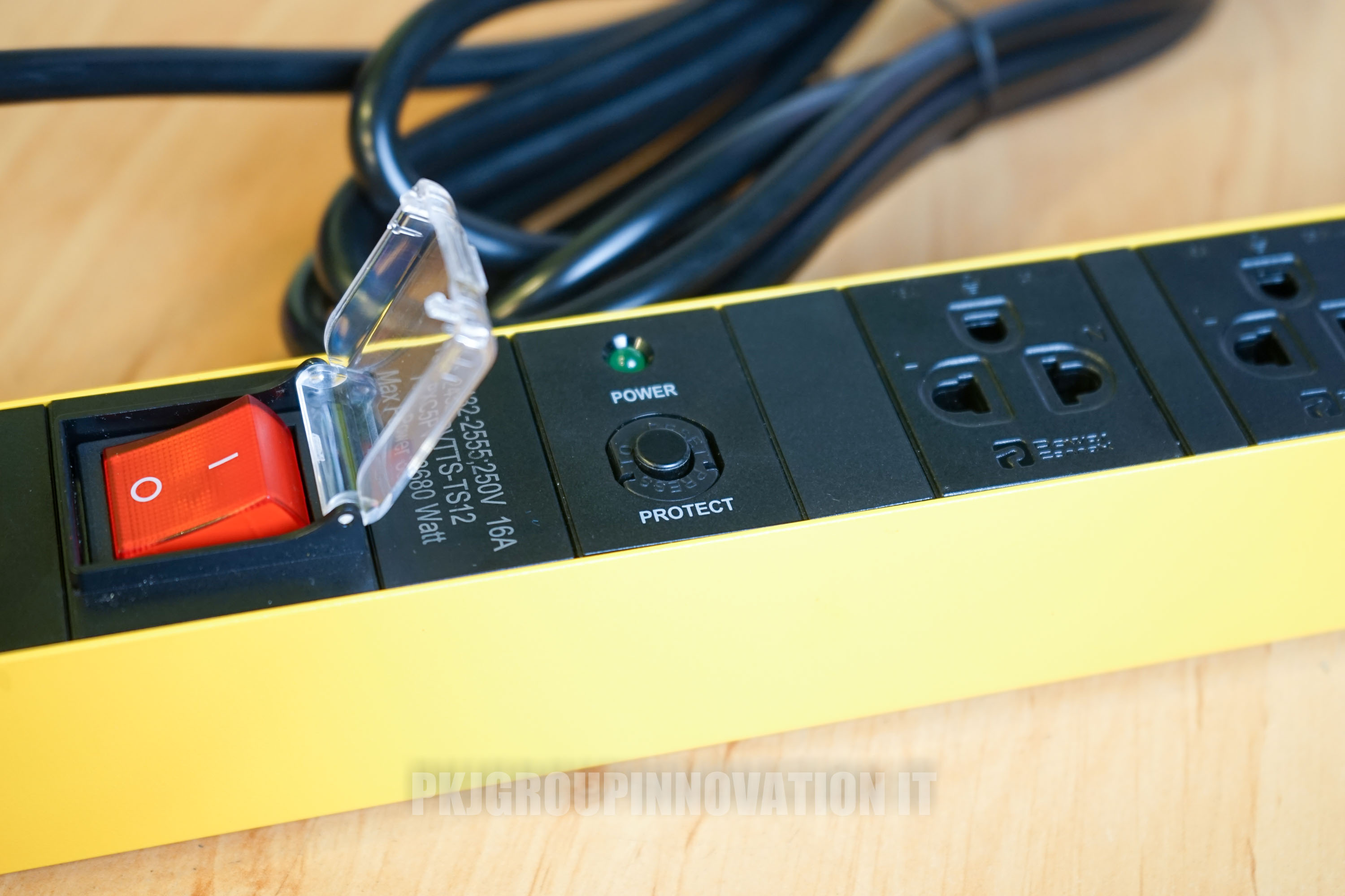 ปลั๊กไฟมือหนึ่ง PowerConneX PXC5PVTTS-TS12 กันไฟฟ้าลัดวงจร กันฟ้าผ่า 12 ช่อง (ในภาพคือสินค้าตัวอย่าง)