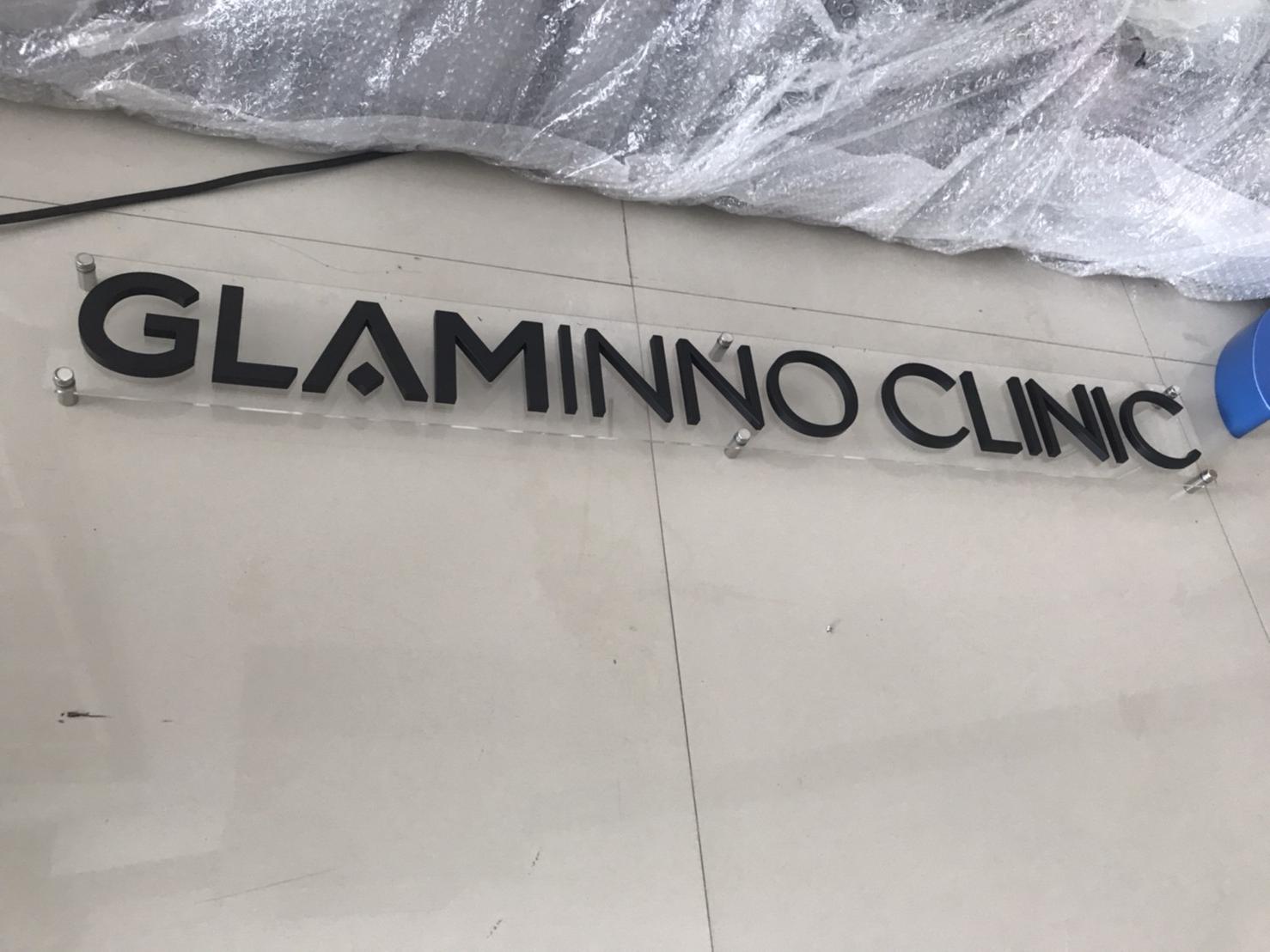 งานป้ายชื่อคลินิค ป้ายชื่ออักษรโลหะยึดน๊อตโชว์ติดผนัง งานGLAMINNO CLINIC