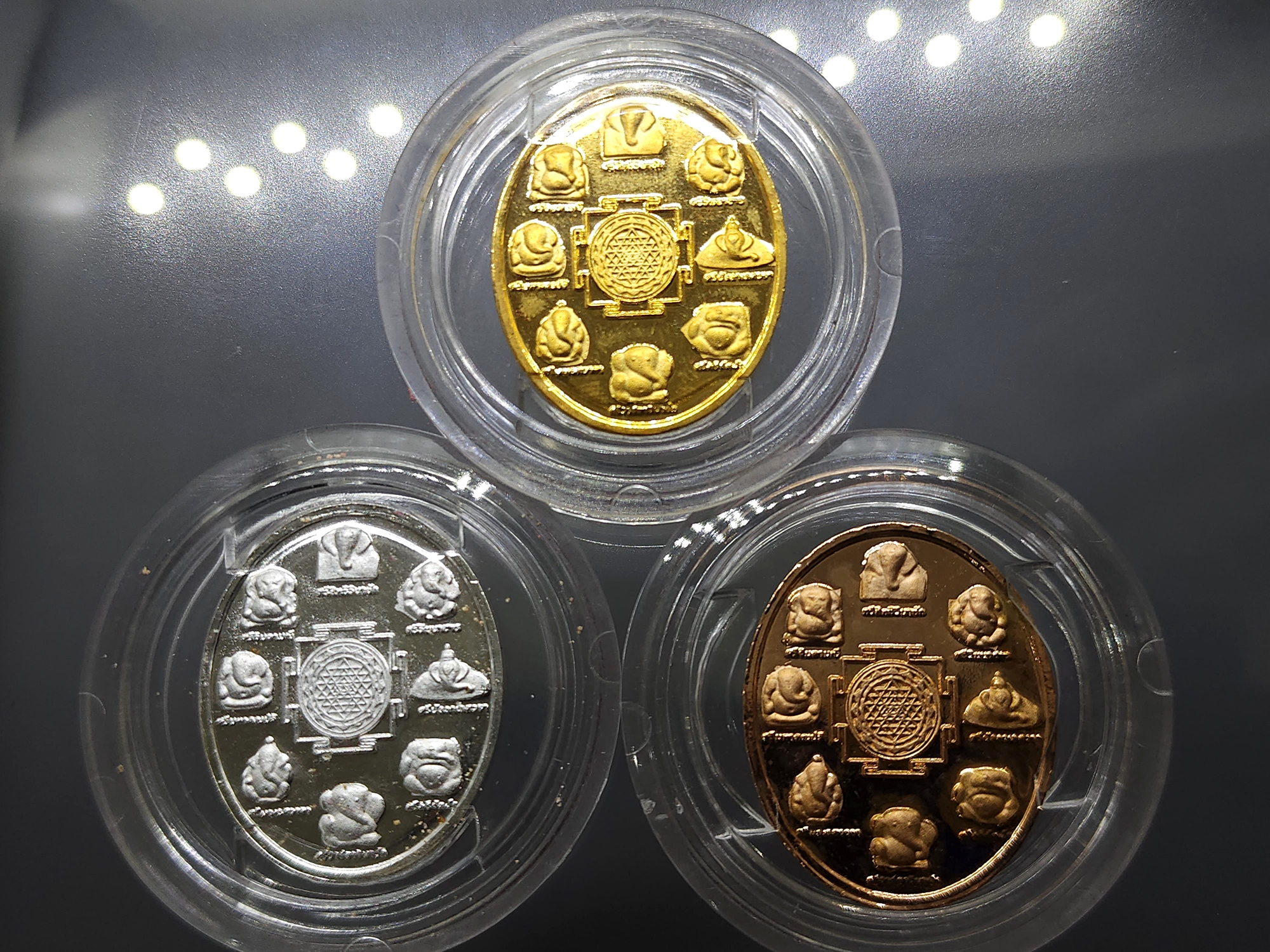 เหรียญพระพิฆเนศ หลังอัสตะวินายะกาทั้ง 8 รุ่นสร้างเทวสถาน 8 วัด สภากาชาดไทย พร้อมกล่องเดิม