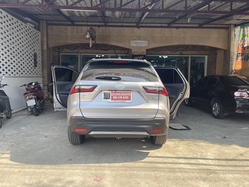 พรมปูพื้นรถยนต์ 6D Toyota Yaris Cross HEV สีดำด้ายทอง