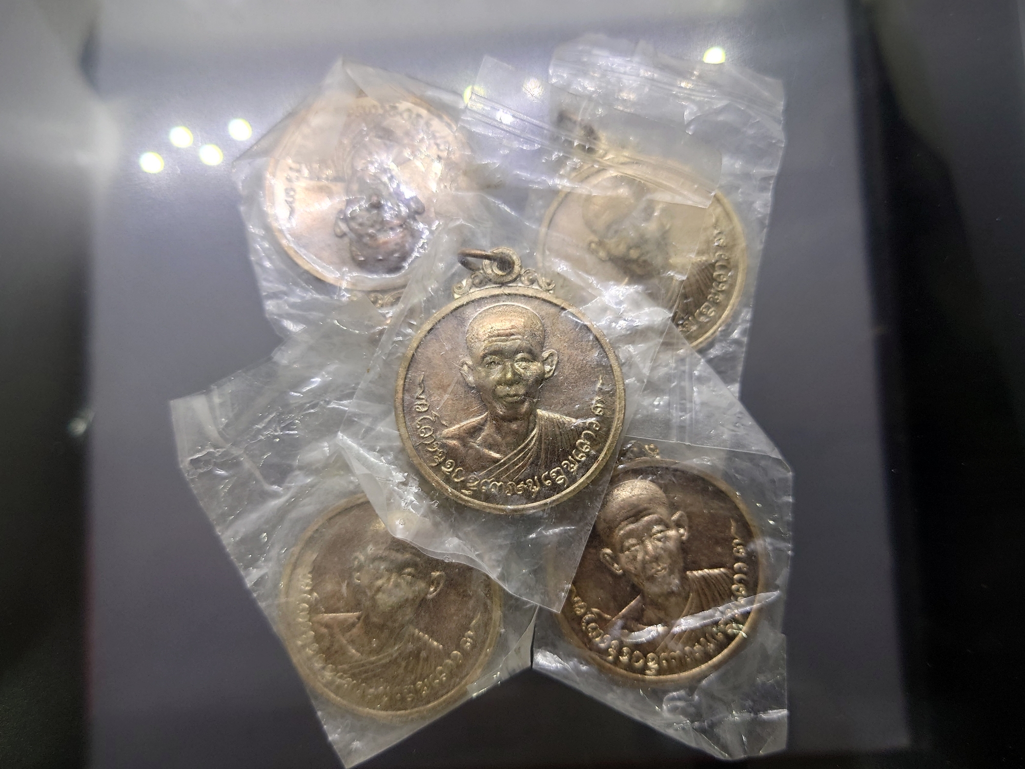 หลวงพ่อเกษม เขมโก (เหรียญกลมชัยนาท) เนื้อนวะโลหะ ปี2518 หายาก พร้อมซีลเดิมๆ รับประกันแท้