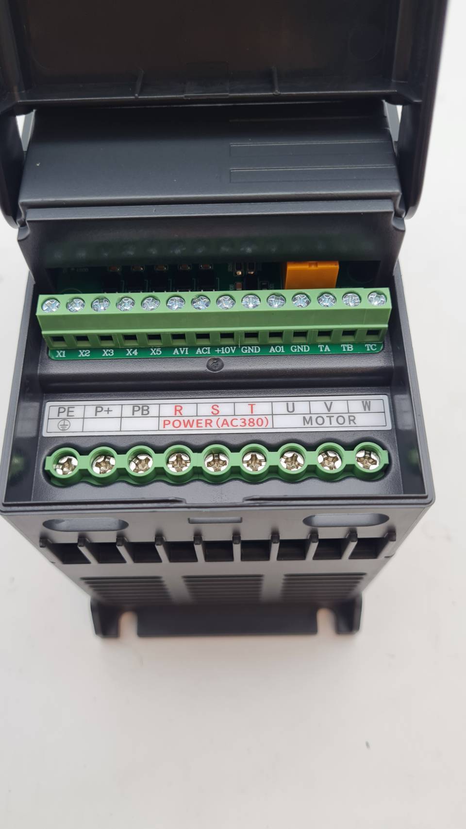 อินเวอร์เตอร์ 750W 380V 3เฟส ควบคุมความเร็วรอบมอเตอร์ใช้กับงานสายพานลำเรียง