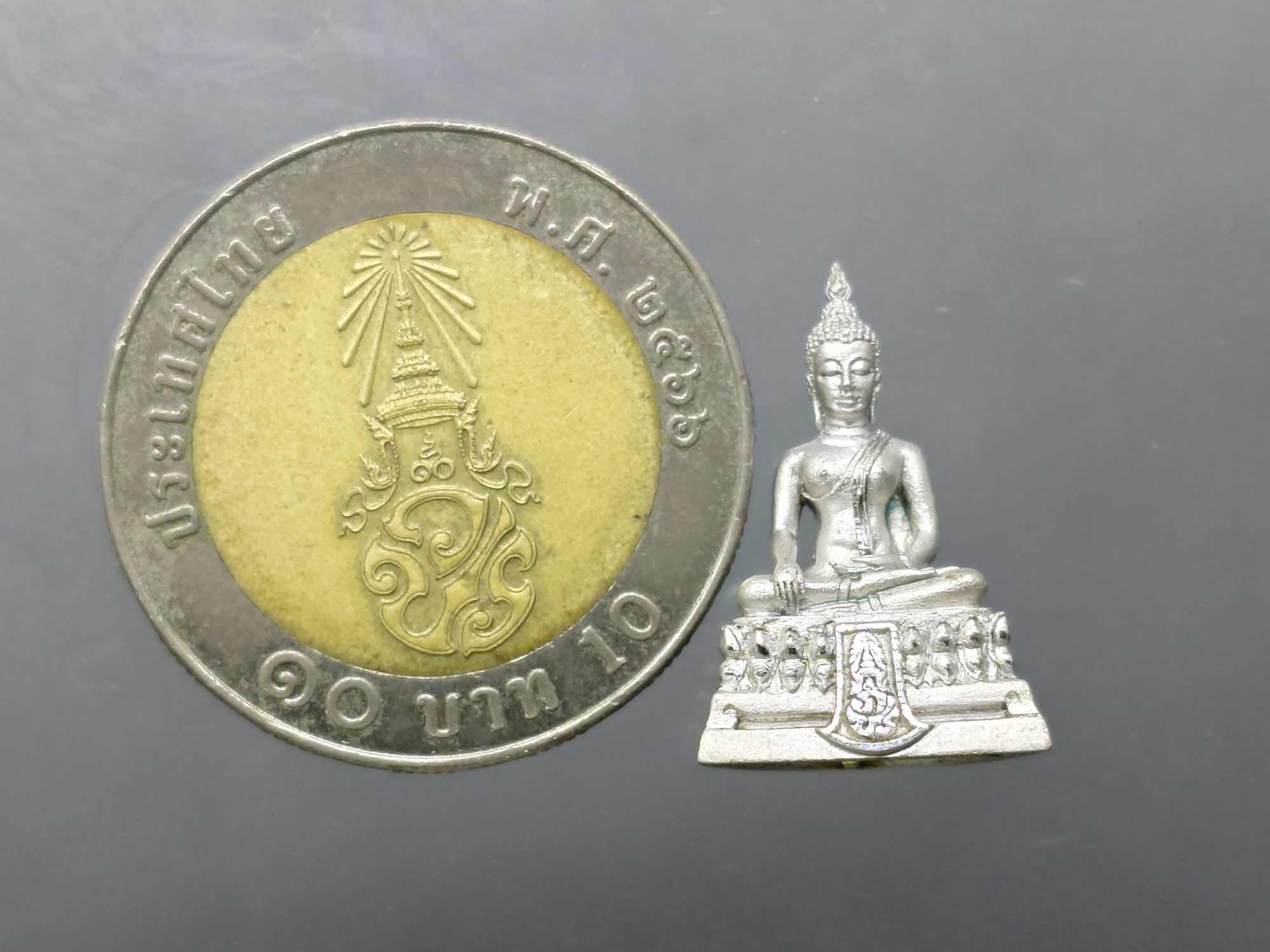 พระพุทธรูปคุ้มเกล้าฯ ภปร. เนื้อเงิน ชุบทอคำขาว พิมพ์เล็ก "ใต้ร่มพระบารมี คุ้มเกล้าฯ" ที่ระลึก 60 ปี โรงพยาบาลภูมิพลฯ ปี2552 พร้อมตลับเดิม