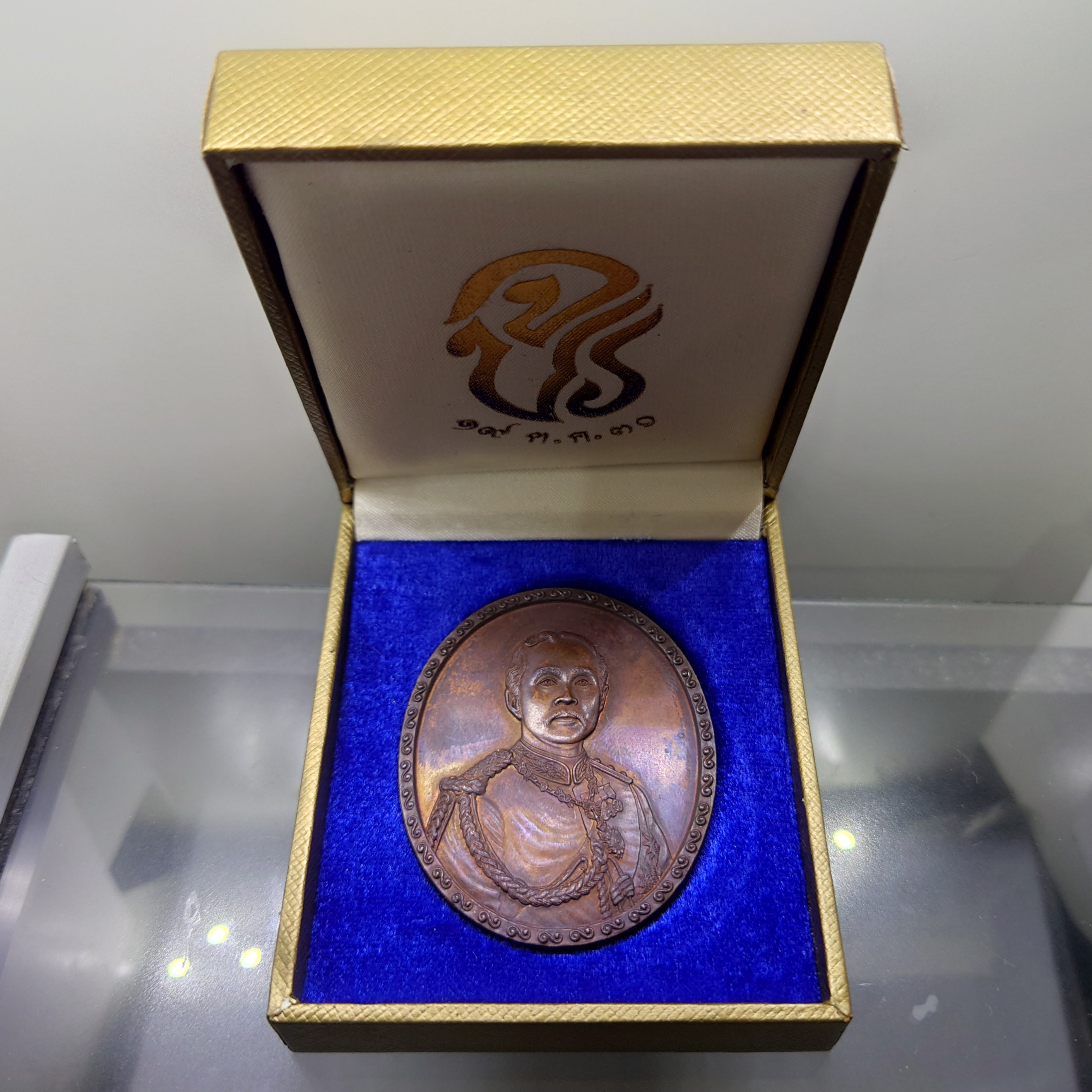 เหรียญรัชกาลที่5 เนื้อทองแดงใหญ่ ขนาด 5.5 ซม.ที่ระลึกพระราชทานพระบรมราชานุญาต ปฏิสังขรณ์พระอุโบสถ วัดนิเวศธรรมประวัติ ปี2530 พร้อมกล่องเดิม