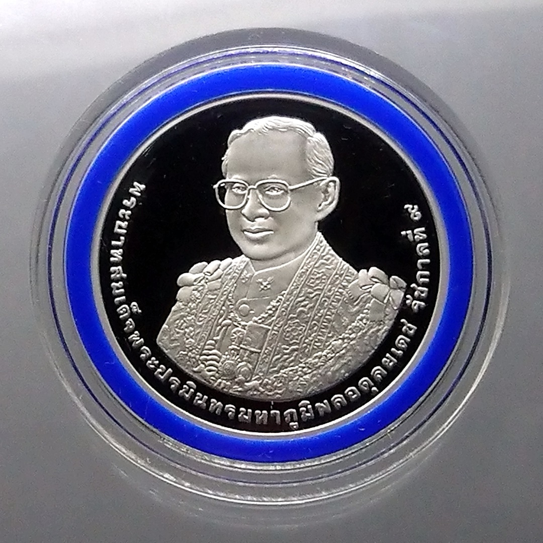 เหรียญ 800 บาท เนื้อเงินขัดเงา เฉลิมพระชนมพรรษา 7 รอบ รัชกาลที่9 พ.ศ.2554 อุปกรณ์ครบ