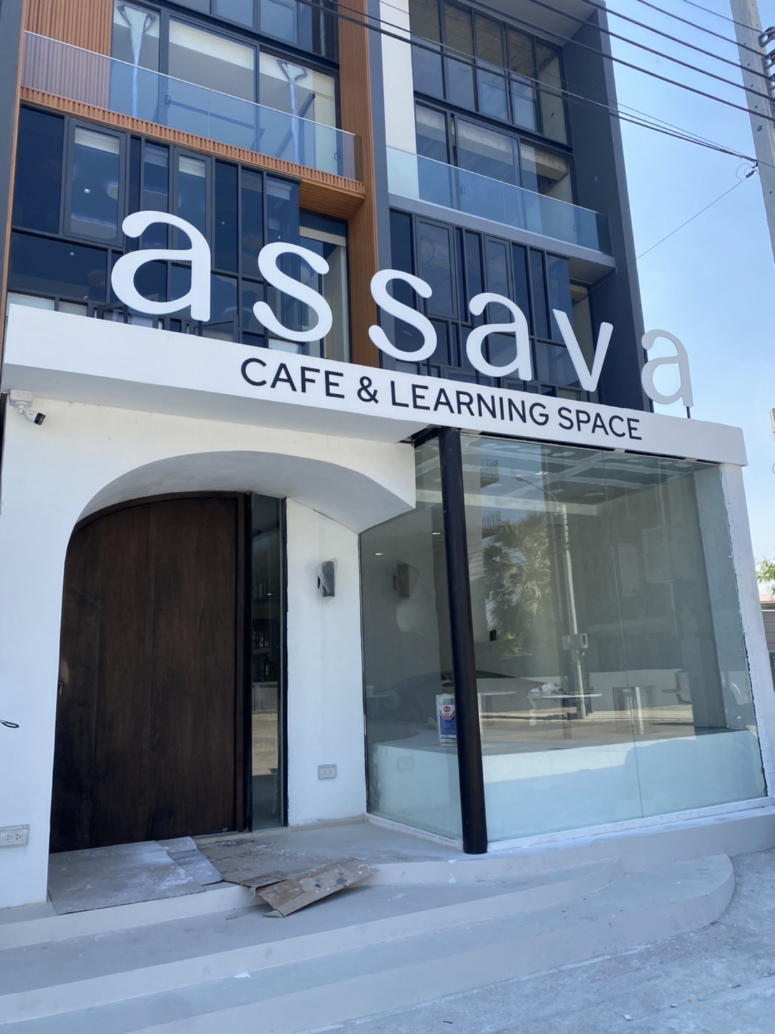 ป้ายตัวอักษรไดคัทพลาสวูดพ่นสีขาว งานASSAVA CAFE&LEARNING SPACE
