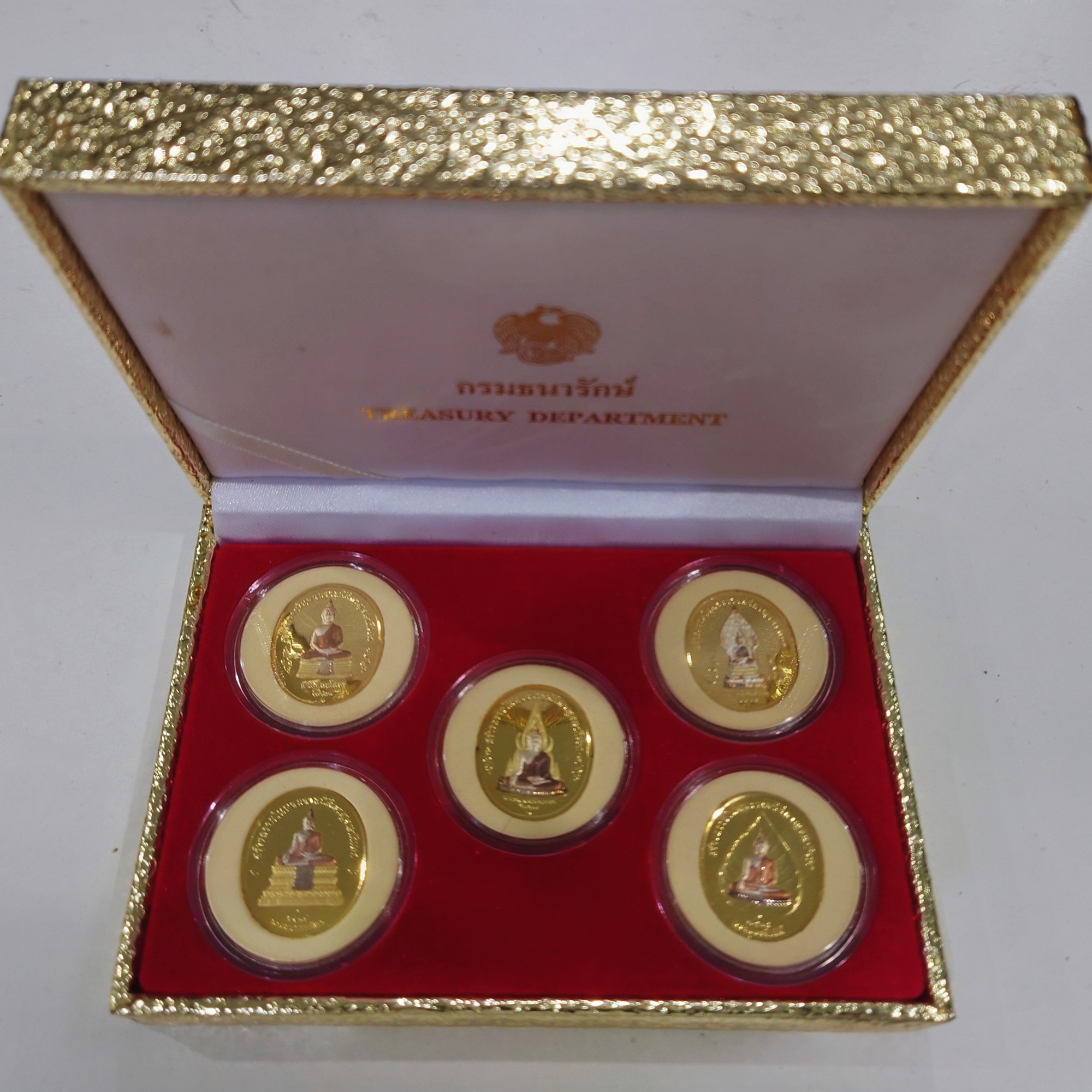 เหรียญพระพุทธปัญจภาคี เนื้อทองแดงชุบสามกษัตริย์ พิมพ์ใหญ่ ที่ระลึกพระราชพิธีกาญจนาภิเษก ในหลวงรัชกาลที่9 ปี พ.ศ.2539 พร้อมกล่อง