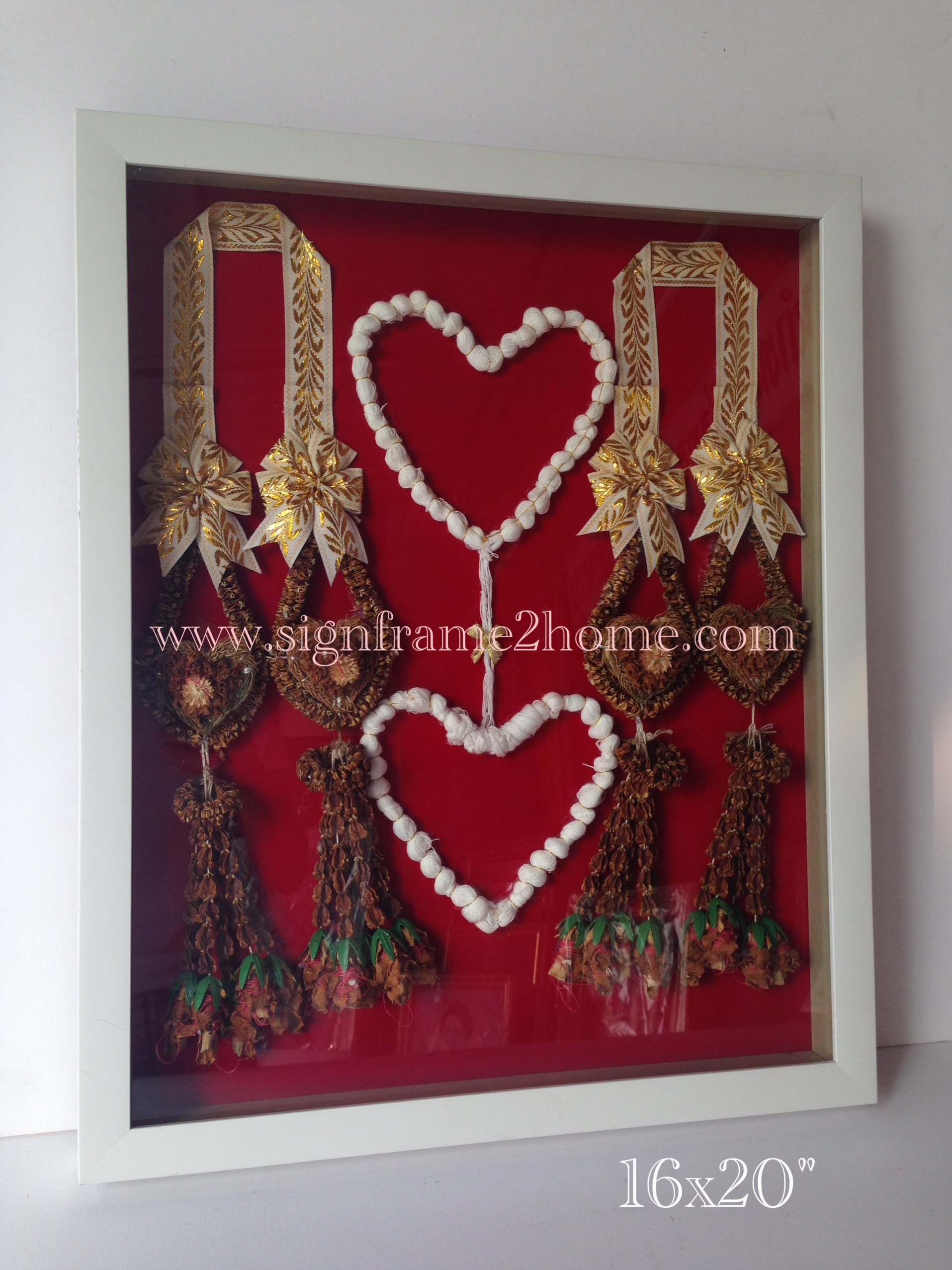 พวงมาลัยงานแต่งสีขาวขนาด16x20"ปูพื้นกำมะหยีสีแดง