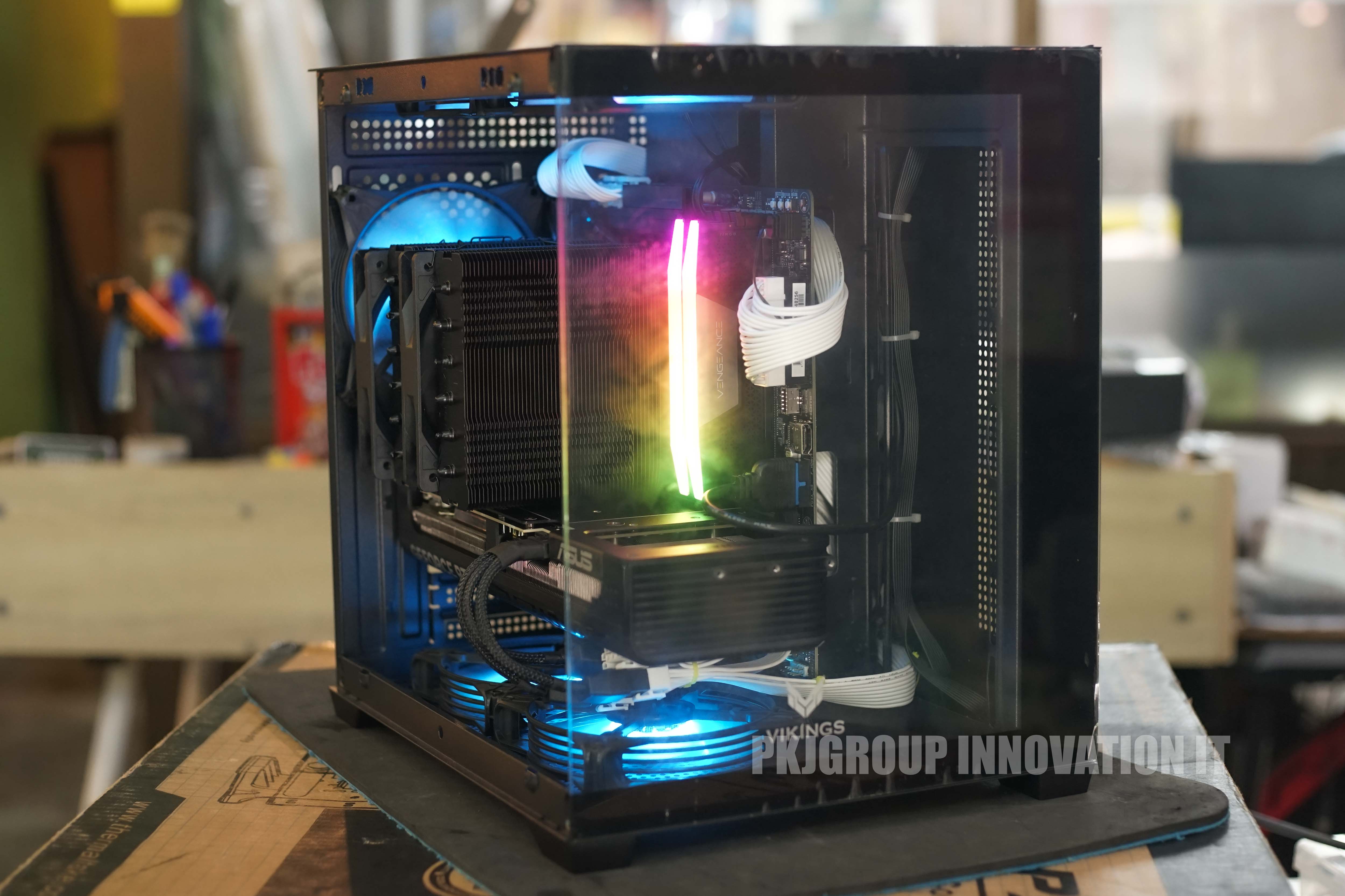 คอมเล่นเกมเคสสวยมือสอง Core Ultra 9 RAM 32 GB SSD 2 ตัว RTX5080 เคสตู้ปลา เครื่องอายุ1-2 เดือน