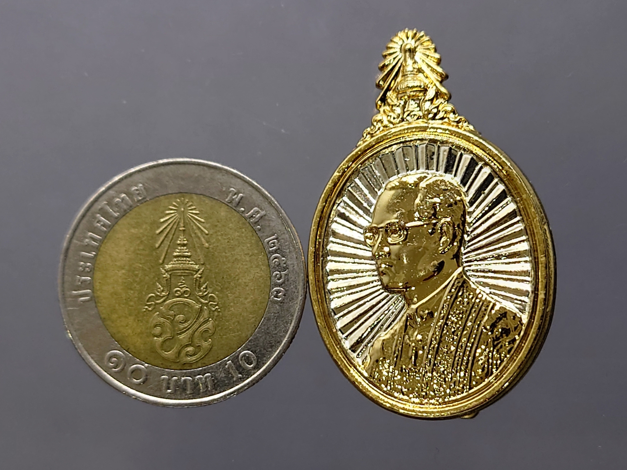 เข็มกลัด เข็มที่ระลึก 5 ธันวามหาราช ครั้งที่ 26 ในหลวง ร9 พ.ศ.2545