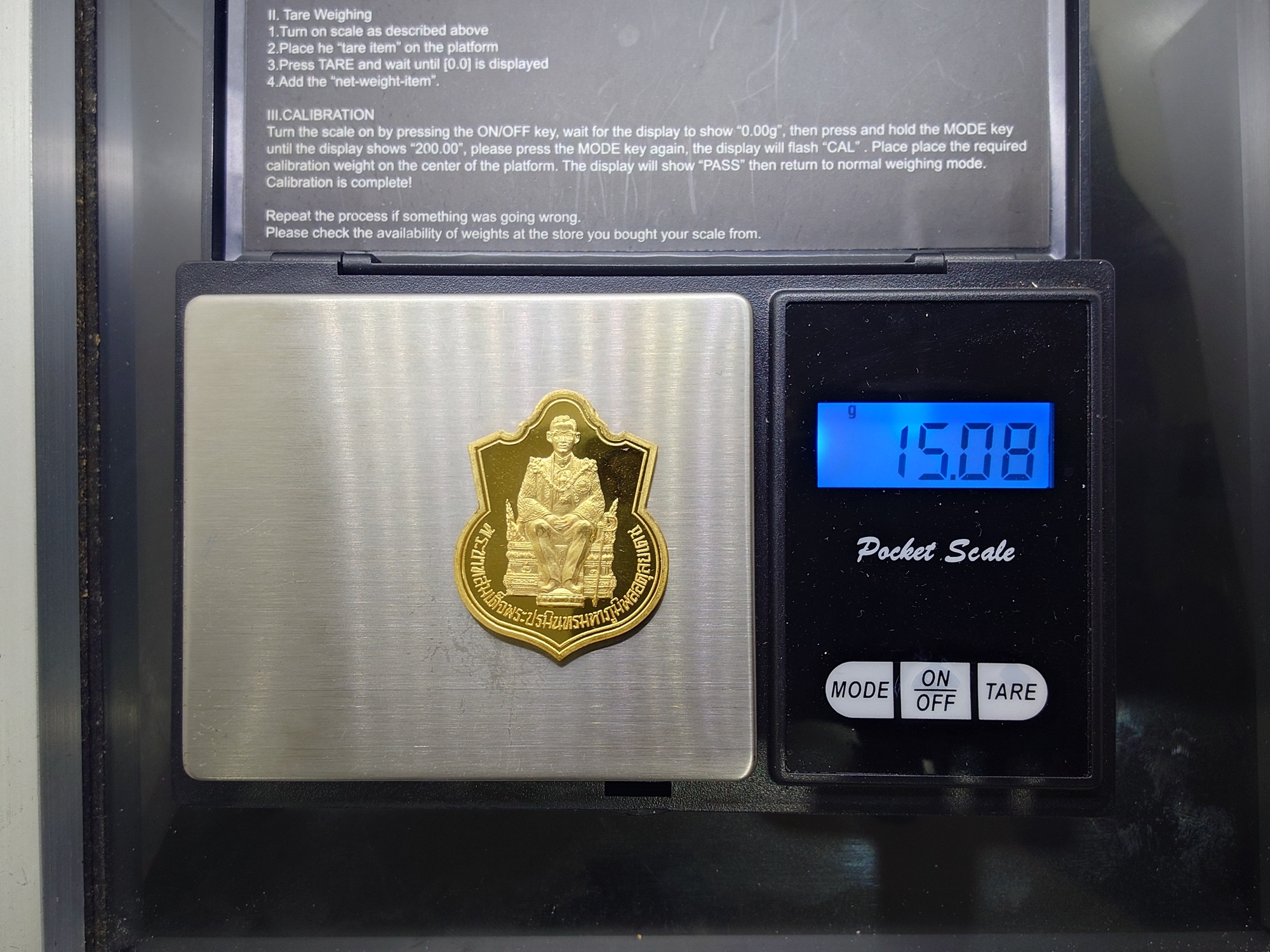 เหรียญทองคำขัดเงา ในหลวงนั่งบัลลังก์ ที่ระลึกฉลองครองราชย์ 50 ปี (กาญจนาภิเษก) จัดสร้างโดยกระทรวงมหาดไทย ปี 2539 พร้อมกล่องเดิม