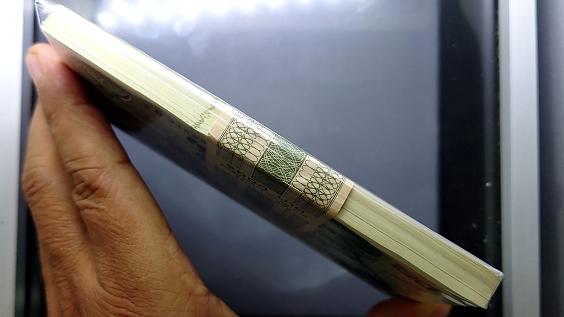 ธนบัตรยกแหนบ 100 ใบ เรียงเลข ธนบัตร 20 บาท แบบ 12 ยุครัชกาลที่ 9 ปี พ.ศ.2524 ไม่ผ่านใช้ สภาพสวย