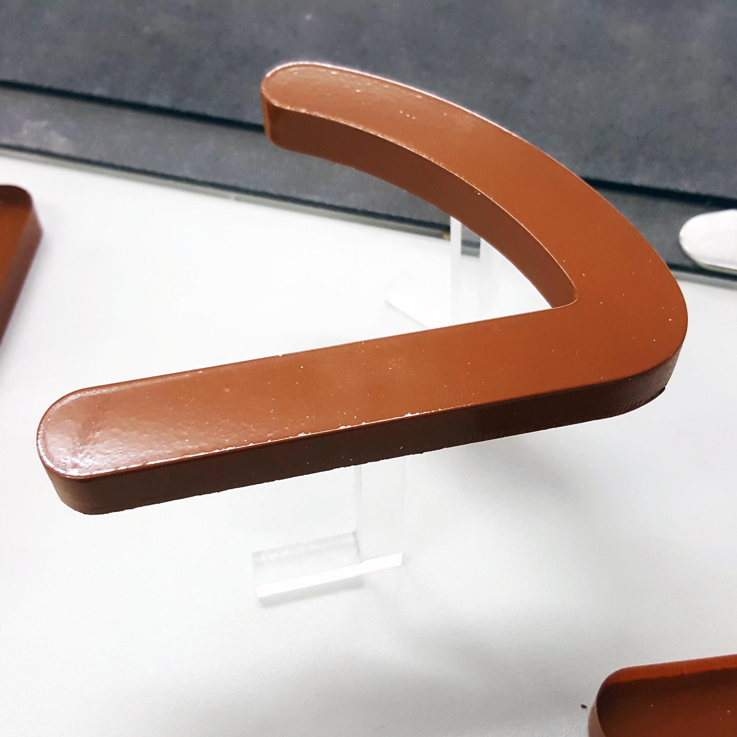 อักษรขาลอยอคิลลิค พ่นสี _ใช้สำกรับทำป้าย เพื่อมความโดนเด่นและมีมิติให้กับ ร้านค้า ร้านอาหาร ร้านเกมส์ และอื่นๆตามจินตนาการ