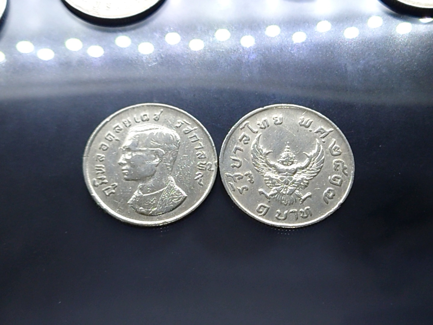 เหรียญ 1 บาท หลังครุฑ ปี 2517 สวยมีขาแว่น ผ่านใช้ ผ่านล้าง