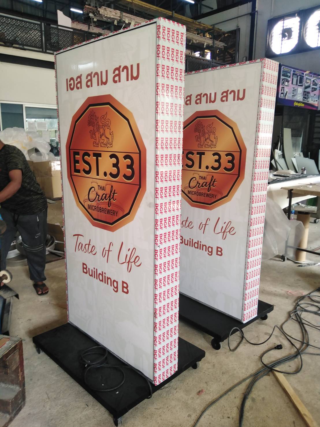 งานป้ายตู้ไฟล้อเลื่อนตั้งหน้าร้าน งานเอสสามสาม THAI CRAFT MICROBREWERY