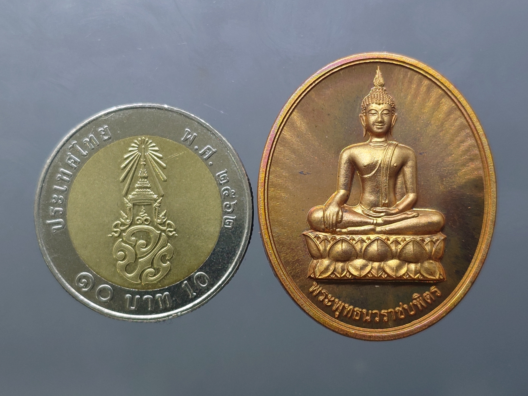 พระพุทธนวราชบพิตร หลัง ภปร เนื้อทองแดงนอก วัดตรีทศเทพ พ.ศ.2554 พร้อมตลับเดิม