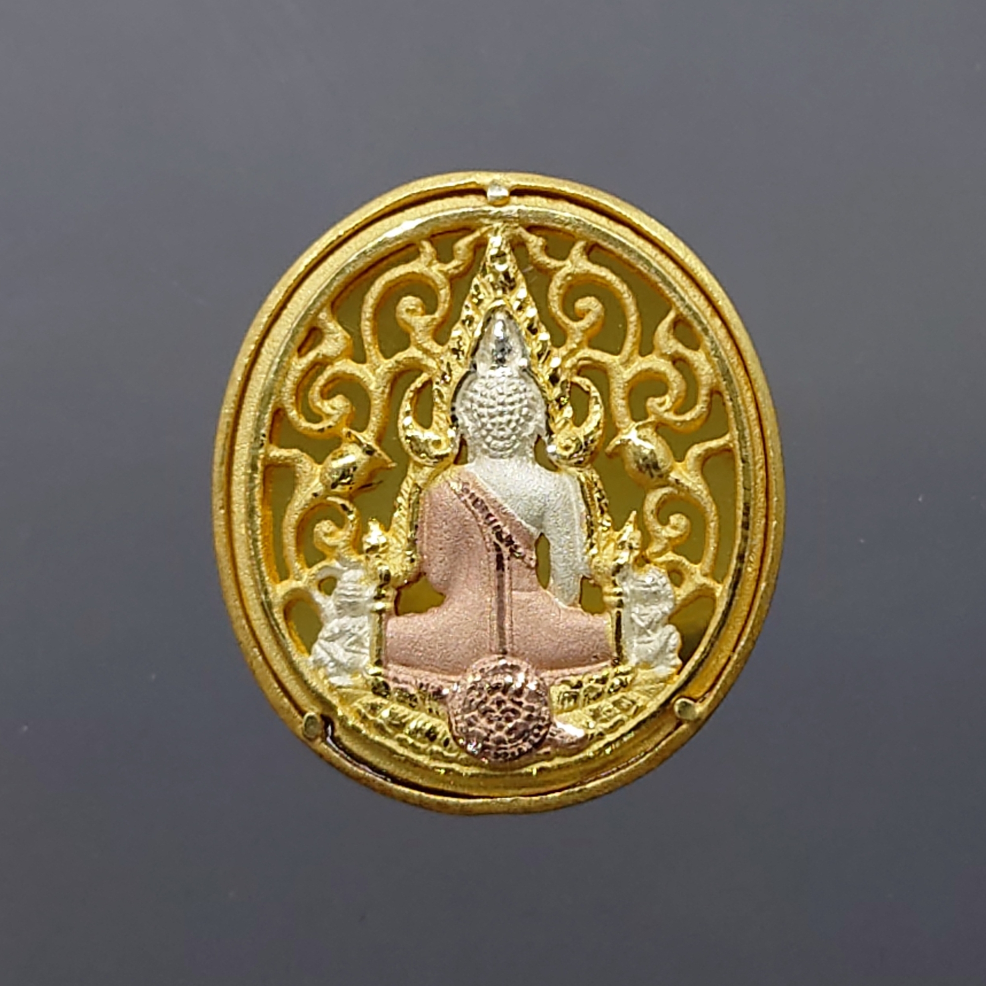 พระพุทธชินราช กรมตำรวจรุ่นแรก รุ่น “ประวัติศาสตร์” เหรียญรูปไข่ฉลุลายไทย พิมพ์เล็ก เนื้อเงินชุบสามกษัตริย์ ขัดเงา ปี2562 พร่อมกล่องเดิม