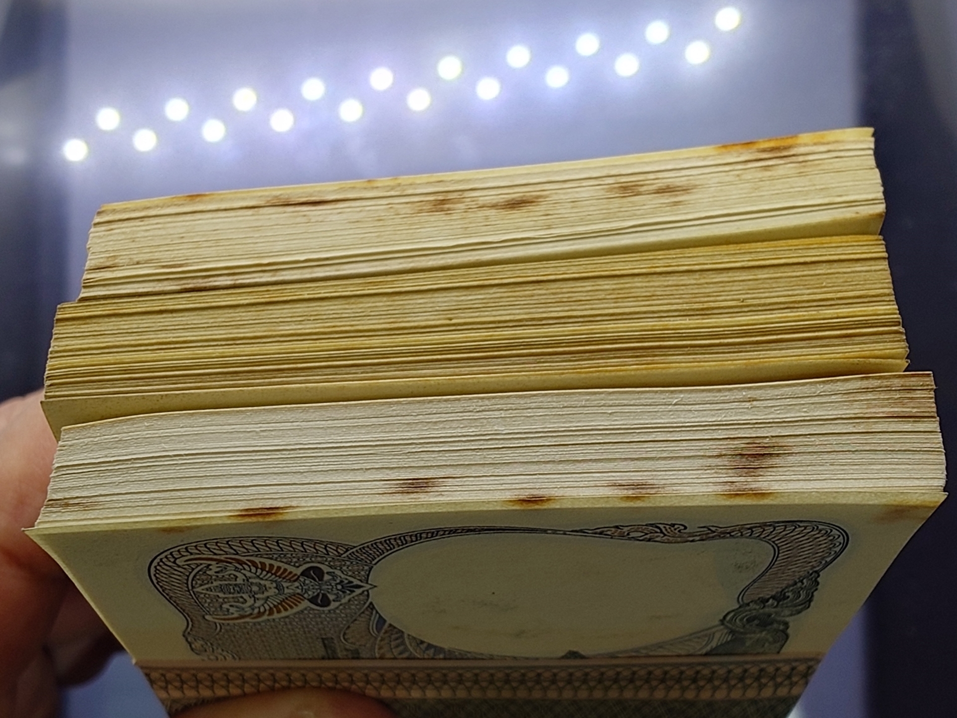 ธนบัตรยกแหนบ 100 ใบ เรียงเลข ธนบัตร 20 บาท แบบ 12 หลังพระเจ้าตาก ปี พ.ศ.2524 เก่าเก็บ ติดเหลือง