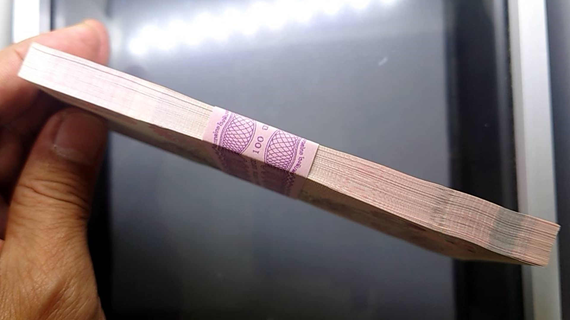 ธนบัตรยกแหนบ 100 ใบ เรียงเลข ธนบัตร 100 บาท แบบ 15 รุ่น 2 (เลิกทาส) ไม่ผ่านใช้ เลขสวย 9หน้า 9 หลัง