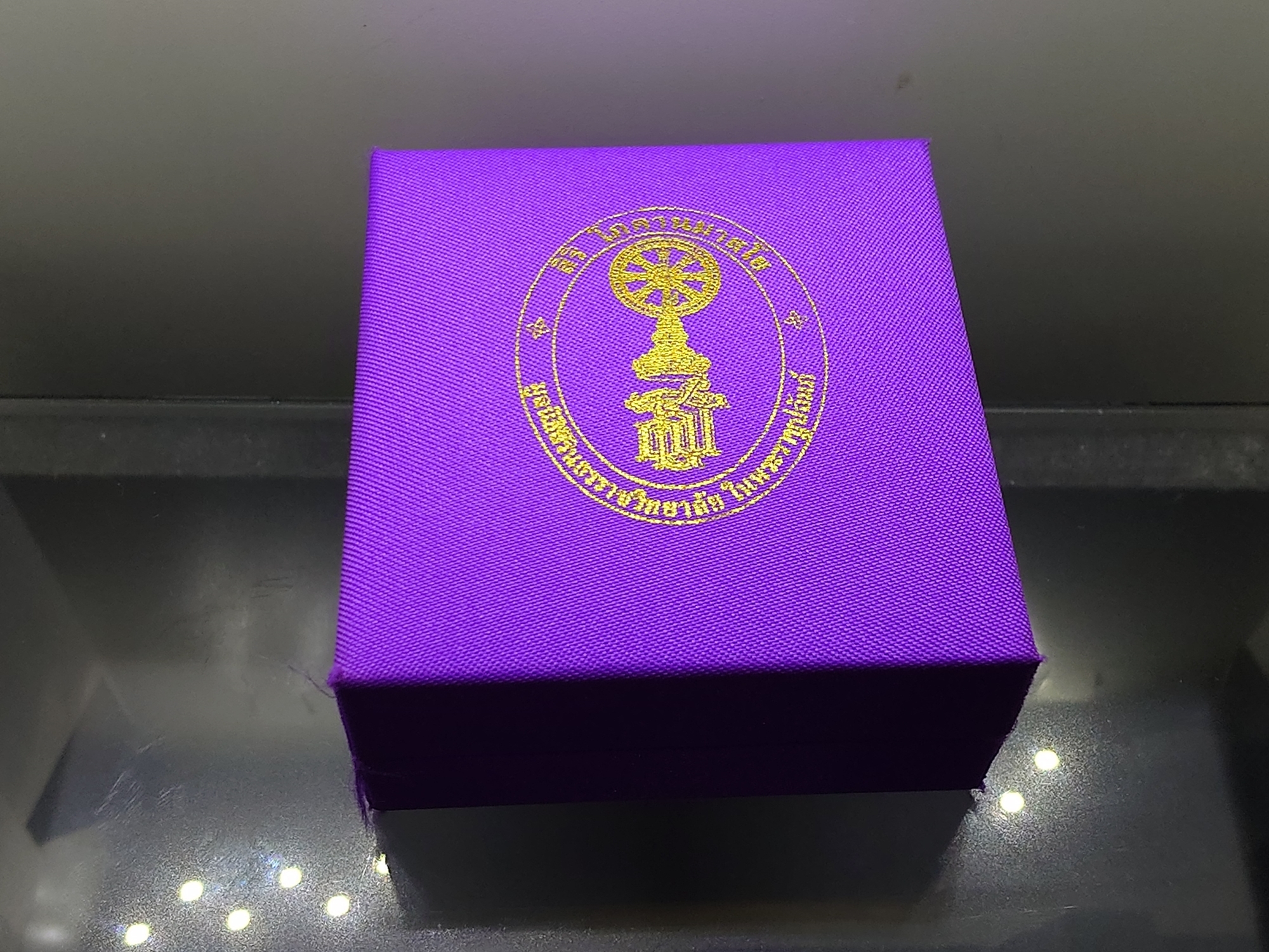 พระกริ่งสิริโภคา สธ. เนื้อเงินชุบสามกษัตริย์ รุ่นสร้างอุโบสถเฉลิมพระเกียรติ วัดบวรนิเวศวิหาร ปี2543 พร้อมกล่องเดิม