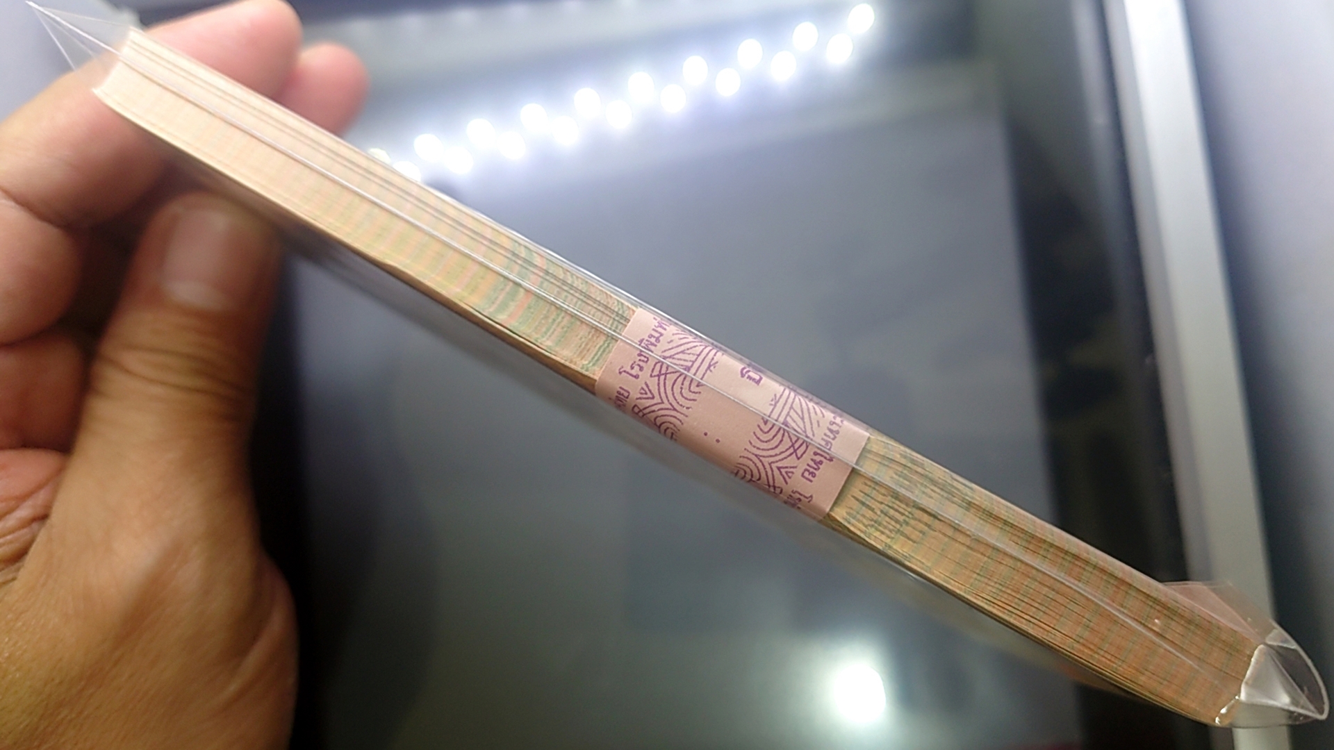 ธนบัตรยกแหนบ 100 ใบ เรียงเลข หมวด 9 K มีเลข 9 หน้า 9 หลัง ธนบัตร 100 บาท ที่ระลึกเนื่องในพระราชพิธีบรมราชาภิเษก รัชกาลที่10 พุทธศักราช 2562 ไม่ผ่านใช้