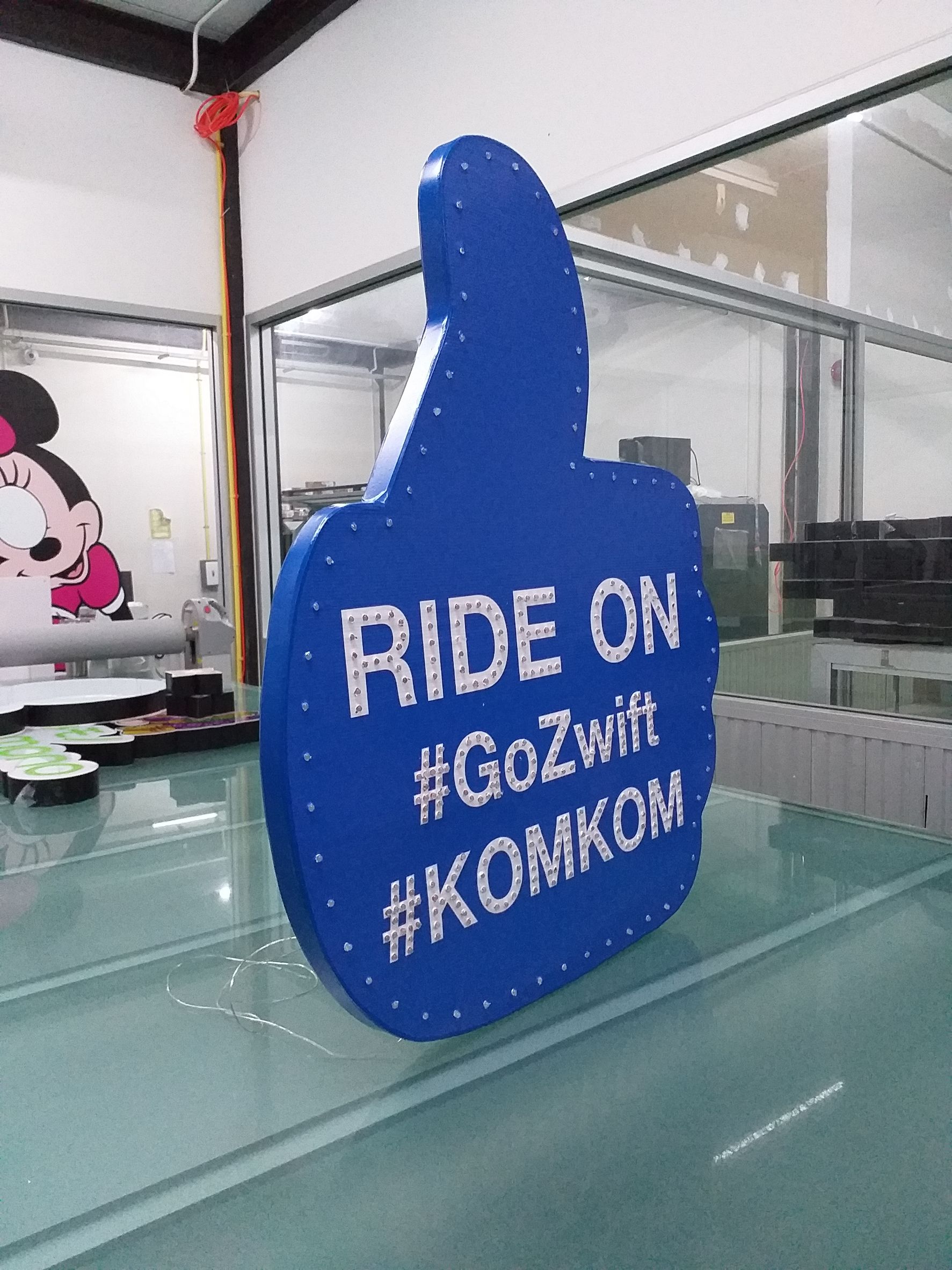 งานป้ายไฟเชียร์ตามรูปทรง ป้ายไฟเชียร์รูปมือ งานRIDE ON #GoZwify #KOMKOM