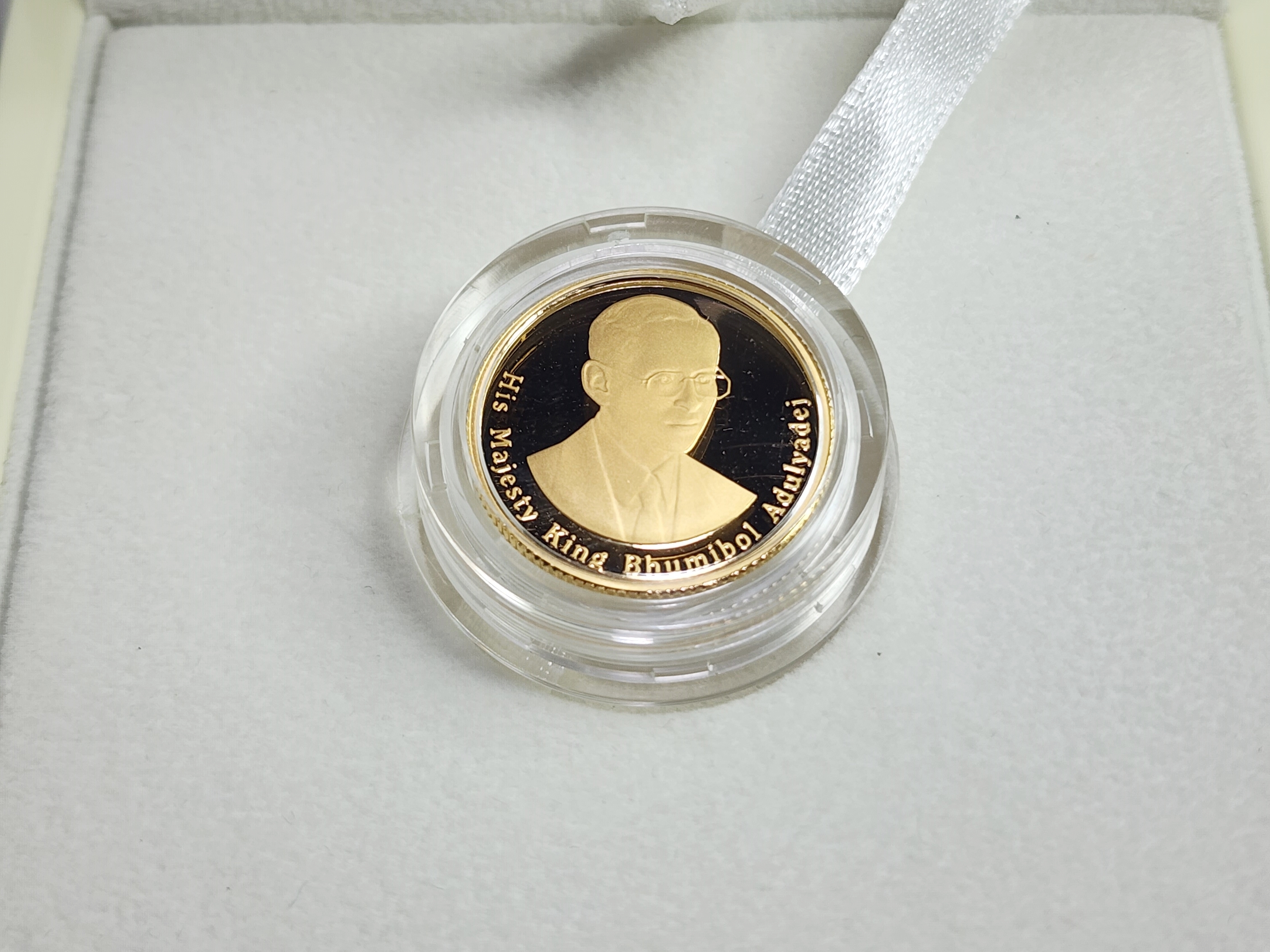 เหรียญทองคำขัดเงา ครบชุด 3 เหรียญ ที่ระลึกช้างไทย (ช้างแม่ลูก) พร้อมกล่องเดิมๆ สร้างน้อย หายาก พ.ศ.2559