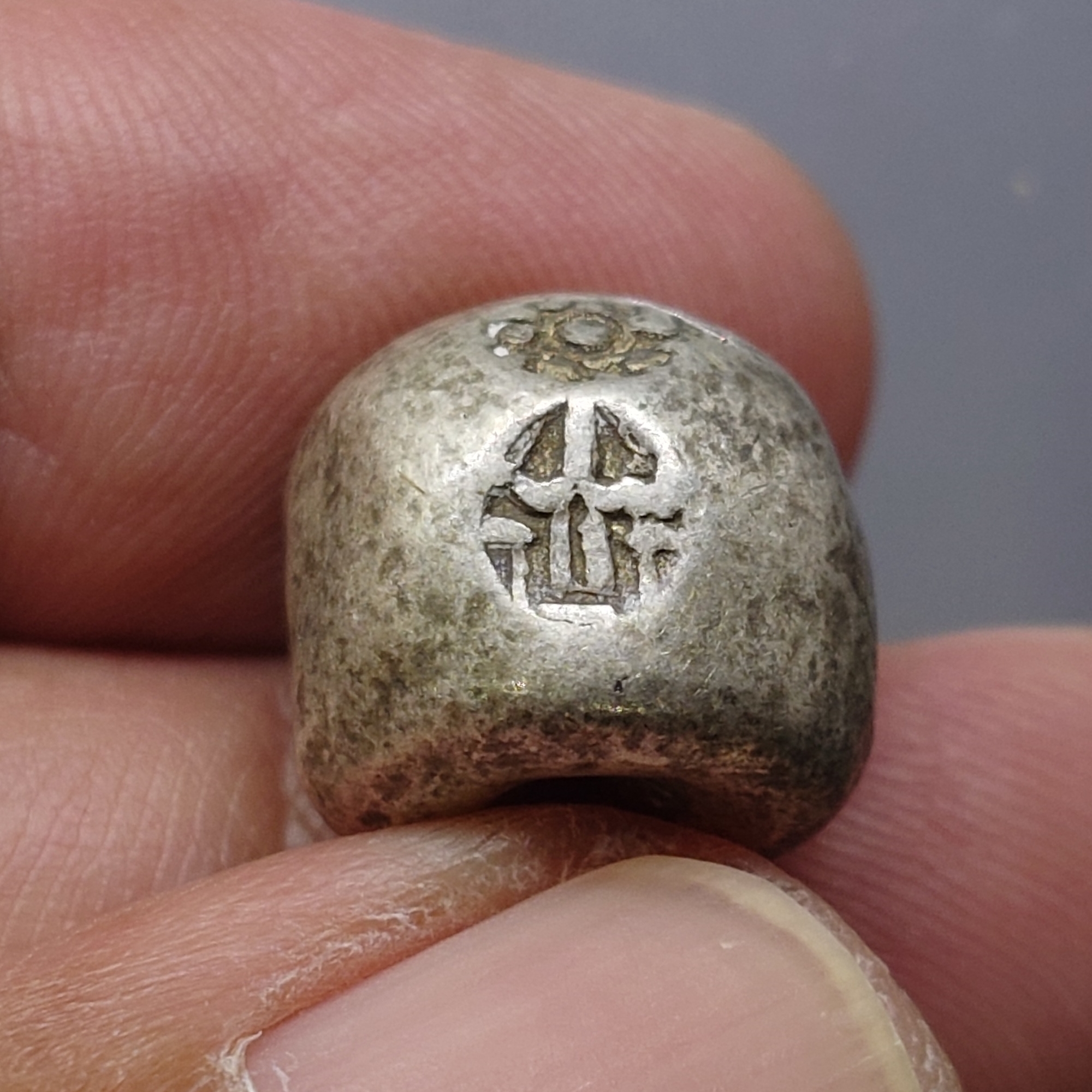 พดด้วง ขนาด 1 บาท ตราปราสาท สมัยรัชกาลที่ 3 พ.ศ.2367