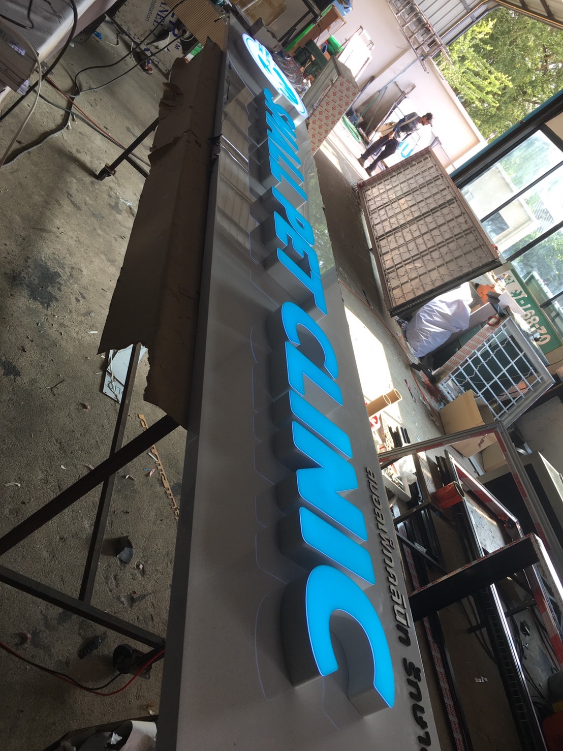 งานป้ายโรงพยาบาลสัตว์ ป้ายไฟตัวอักษร พื่นหลังเป็นคอมโพสิต ร้านคลีนิค งานSmall Pet Clinic