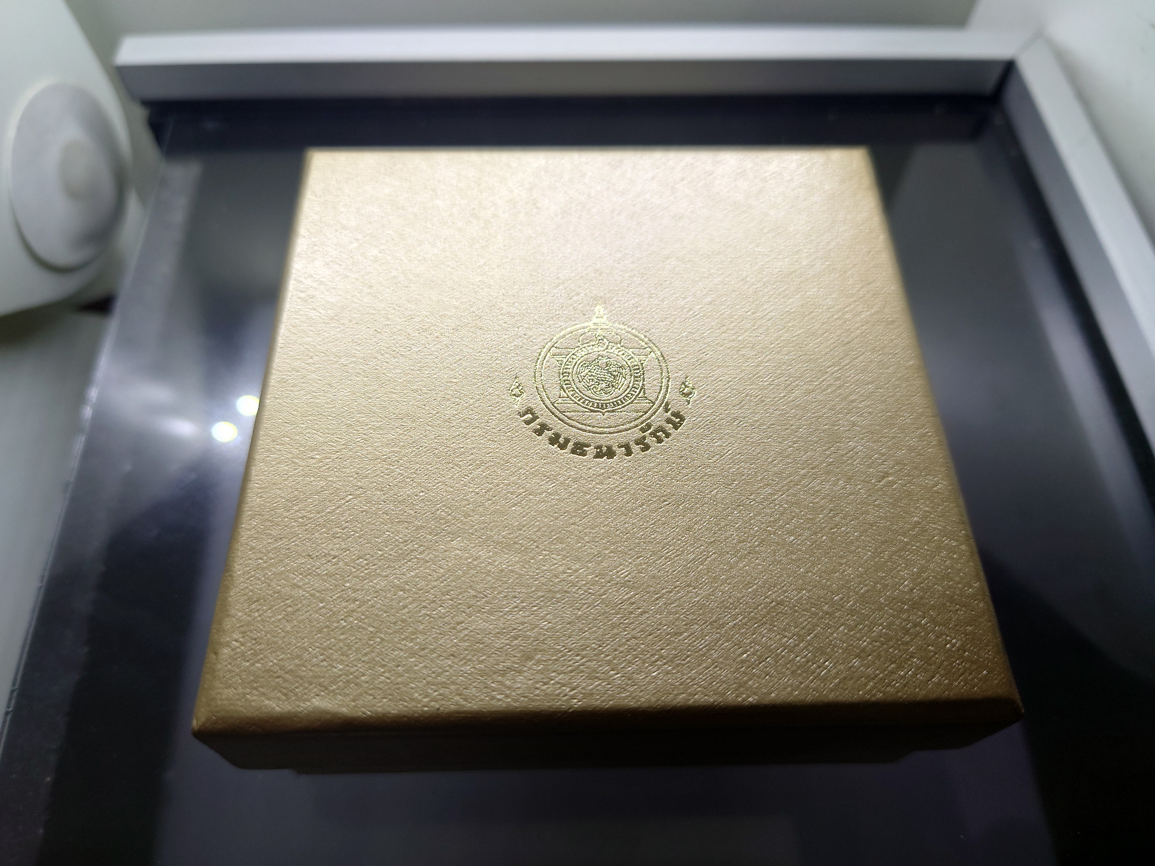 เหรียญทองคำ (ทอง 99 % หนัก 1 บาท) ที่ระลึก 60 ปี บรมราชาภิเษก ทองคำพ่นทราย พ.ศ.2553 พร้อมกล่องไม้ ใบเซอร์ อุปกรณ์ครบ