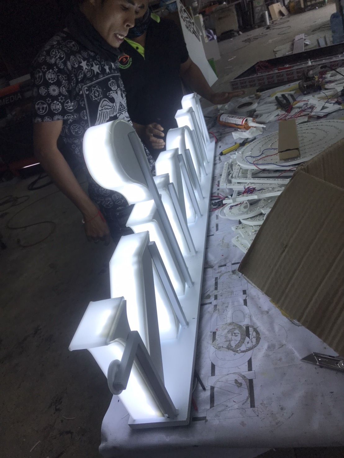 ป้ายไฟยกขอบอะคริลิคไฟแอลอีดีออกหน้า งานMONIN