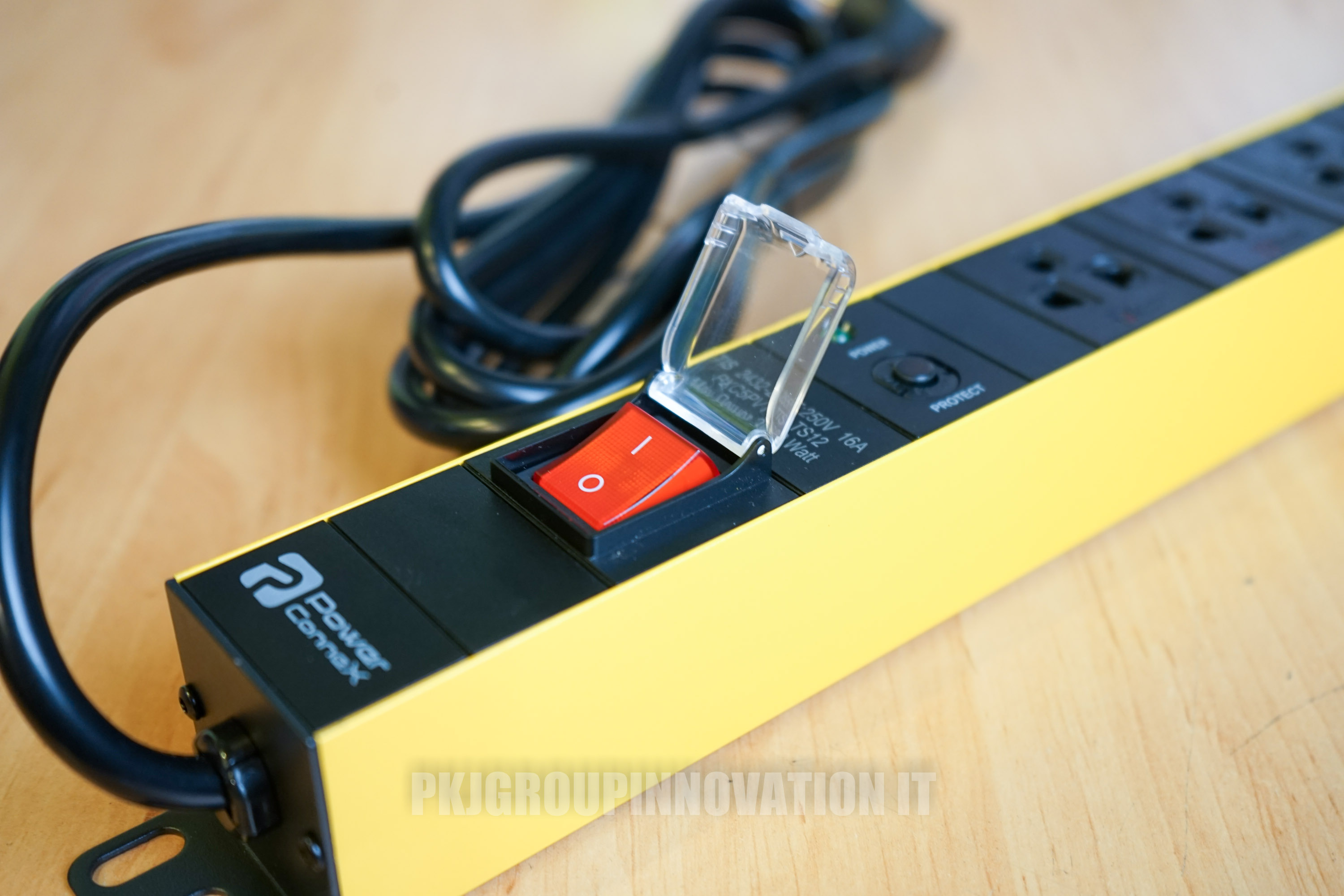 ปลั๊กไฟมือหนึ่ง PowerConneX PXC5PVTTS-TS12 กันไฟฟ้าลัดวงจร กันฟ้าผ่า 12 ช่อง (ในภาพคือสินค้าตัวอย่าง)