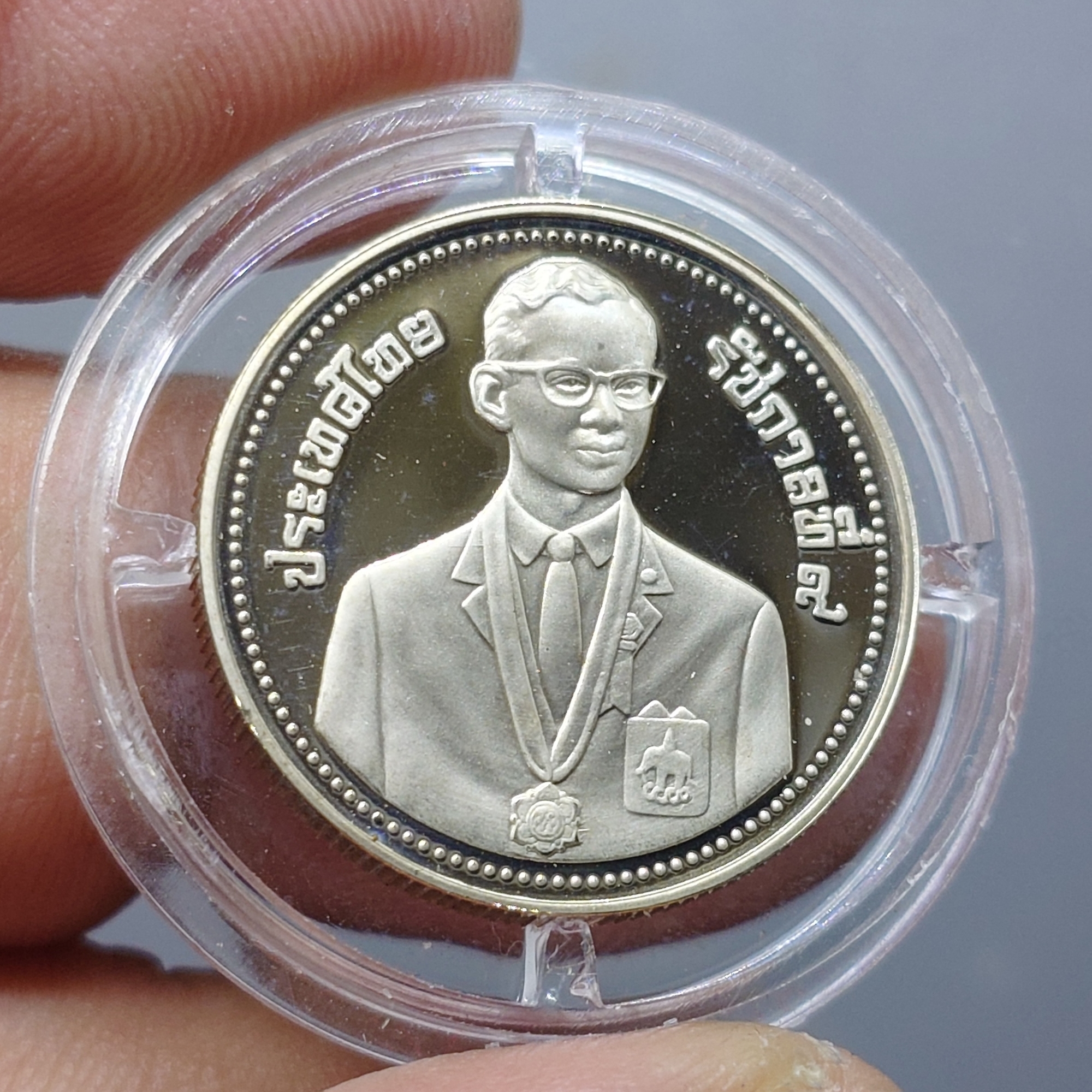 เหรียญ 2 บาท นิเกิลขัดเงา ที่ระลึก การแข่งขันกีฬาซีเกมส์ครั้งที่ 13 พ.ศ.2528 พร้อมกล่องเดิม ( ชุด 2 เหรียญ ) หายากมาก