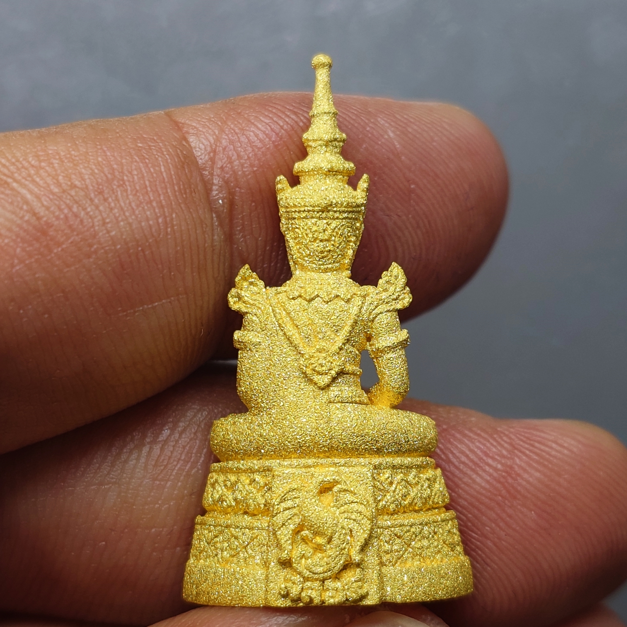 พระพุทธมหามณีรัตนปฏิมากร (พระแก้วมรกต) เนื้อทองคำ 99.99 % กรมสรรพสามิต ครบรอบ 64 ปี พ.ศ.2539 พร้อมกล่องเดิม และการ์ด