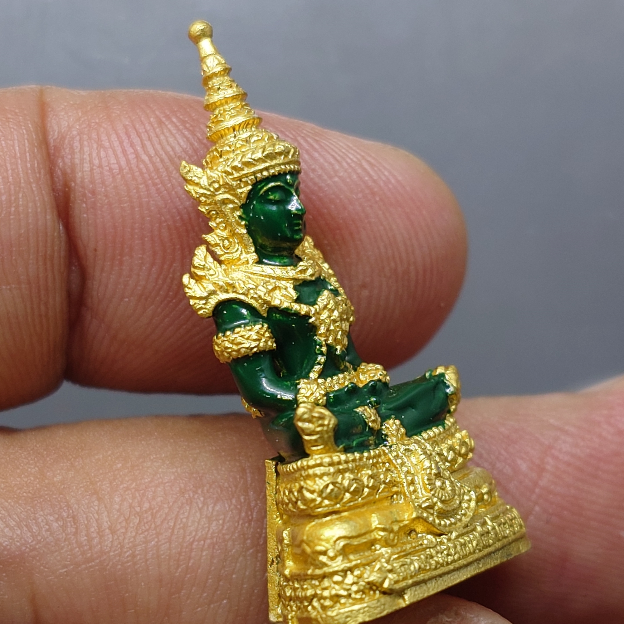 พระแก้วมรกต เครื่องทรงฤดูร้อน (ขนาดสูง 3.5 เซน) เนื้อโลหะเคลือบสีเขียว เครื่องทรงชุบทอง สำนักพระราชวัง สร้าง พุทธาภิเษก ณ วัดพระศรีรัตนศาสดาราม พ.ศ.2547 ตลับเดิม รับประกันแท้