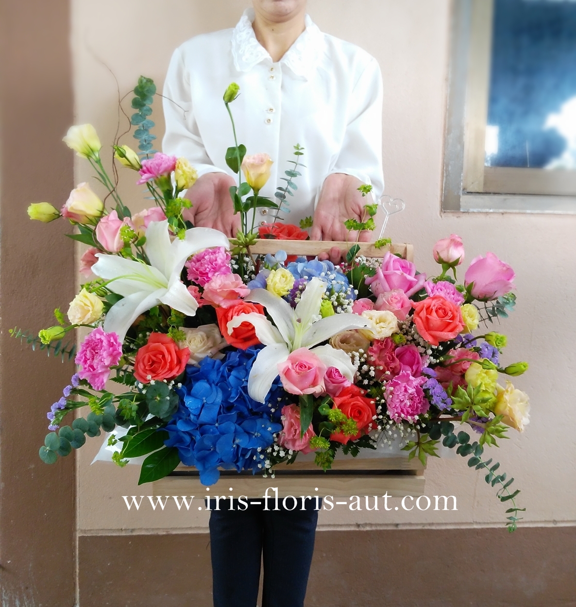 กระเช้าดอกไม้ ไฮเดรนเยียร ลิลลี่ กุหลาบ